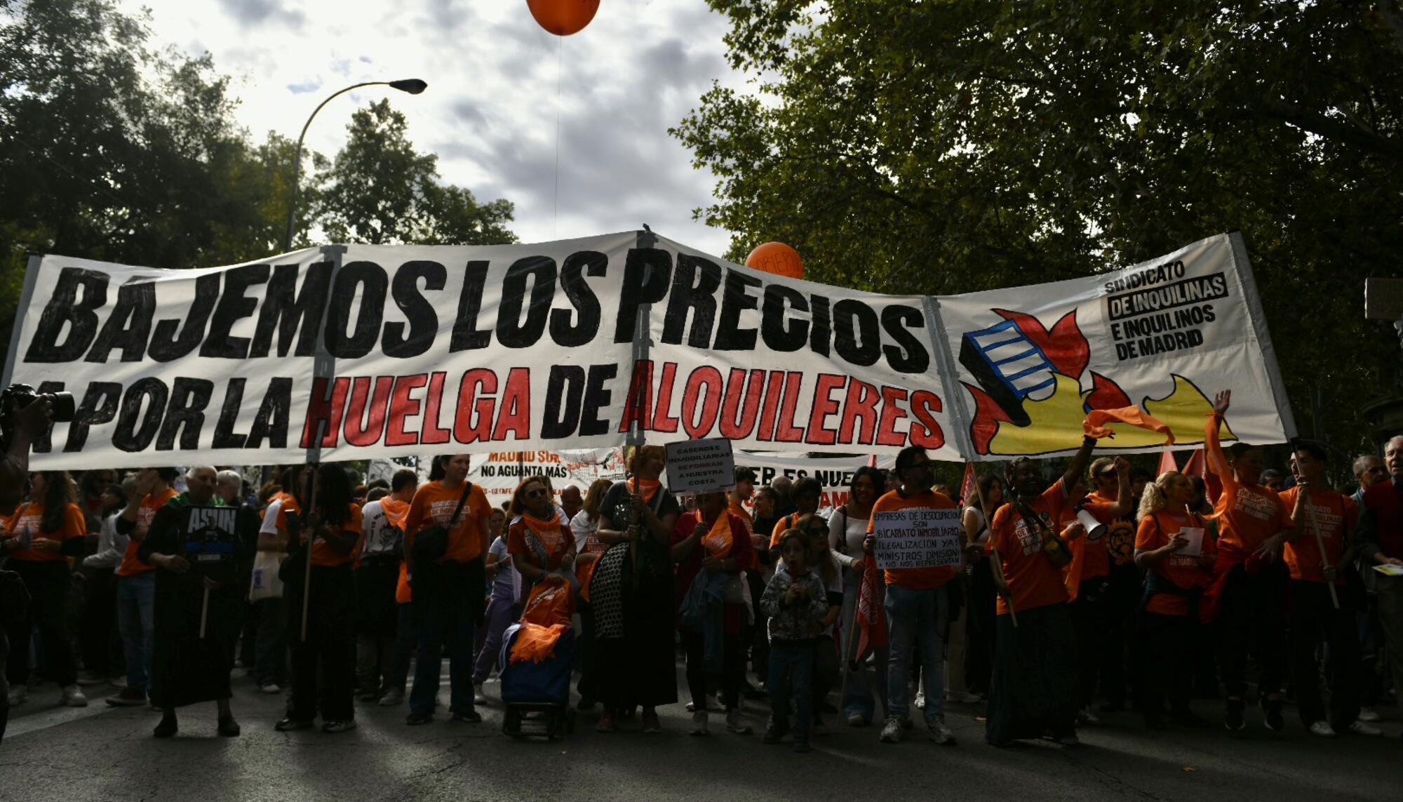 Decenas de miles de personas tomaron Madrid el 13 de octubre de 2024 para protestar por la falta de medidas para contener los precios del alquiler. - 1