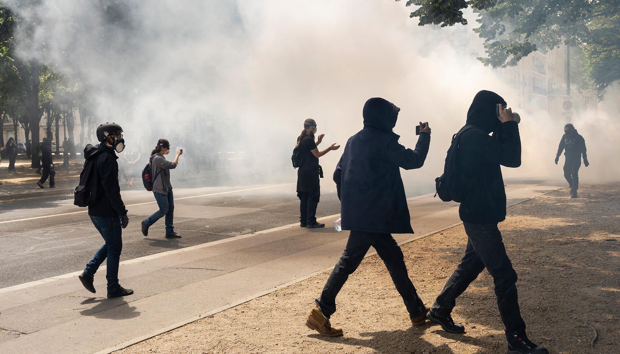 La policía francesa convierte una manifestación en defensa de la sanidad en una batalla campal - 1