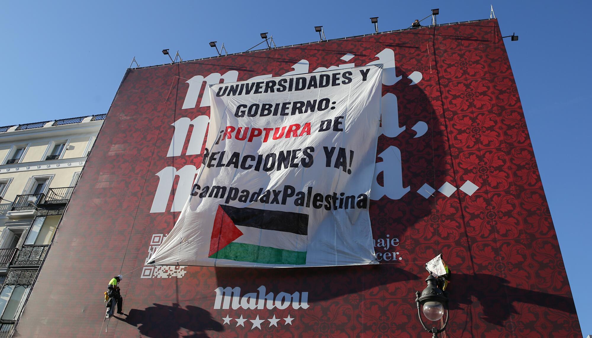 Estudiantes de la Acampada por Palestina de Madrid descolgaron una pancarta en la Puerta del Sol para pedir el fin de la colaboración del Gobierno y las universidades españolas con el genocidio.