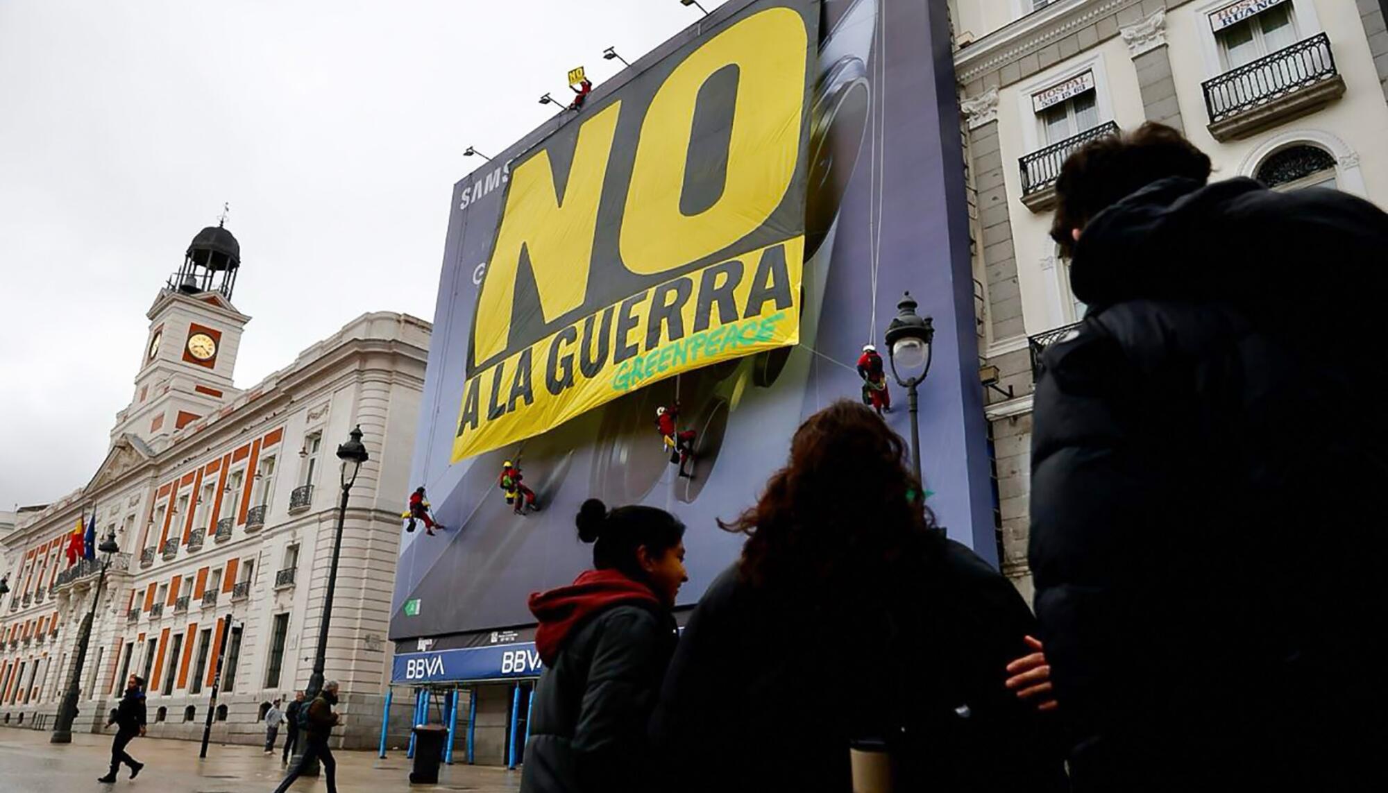 No a la guerra pancarta sol Greenpeace