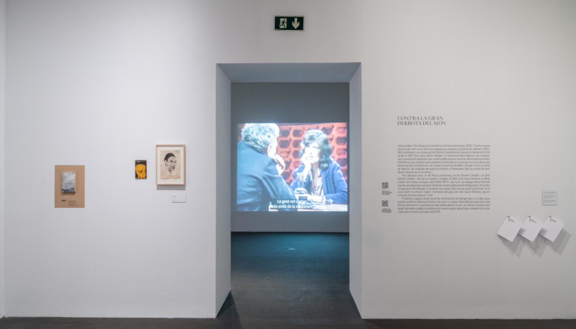 Una sala de la exposición ‘Permanent Red. John Berger’ en La Virreina, Barcelona
