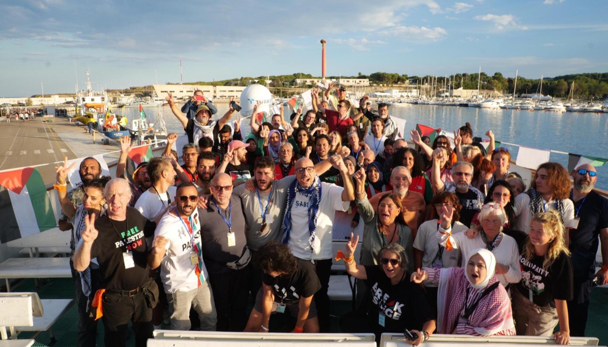 Grupo de participantes a bordo del Conscience.