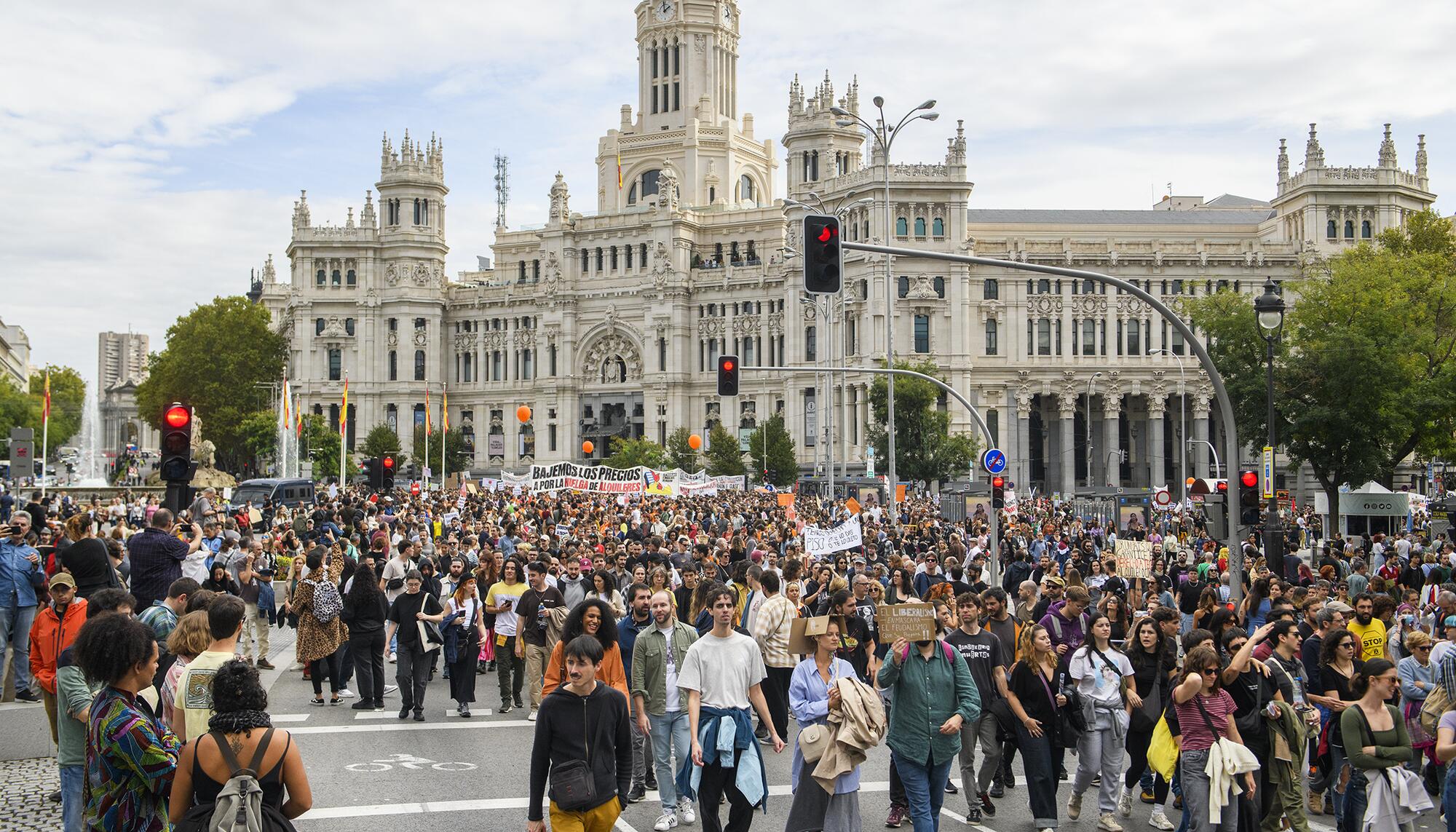 Decenas de miles de personas tomaron Madrid el 13 de octubre de 2024 para protestar por la falta de medidas para contener los precios del alquiler. - 20