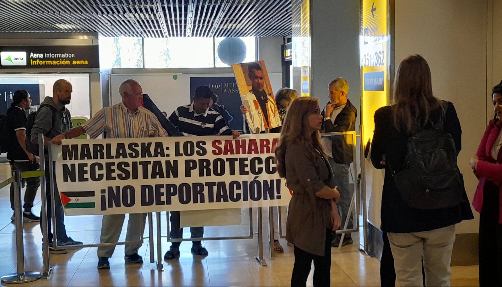 Saharauis retenidos en Barajas