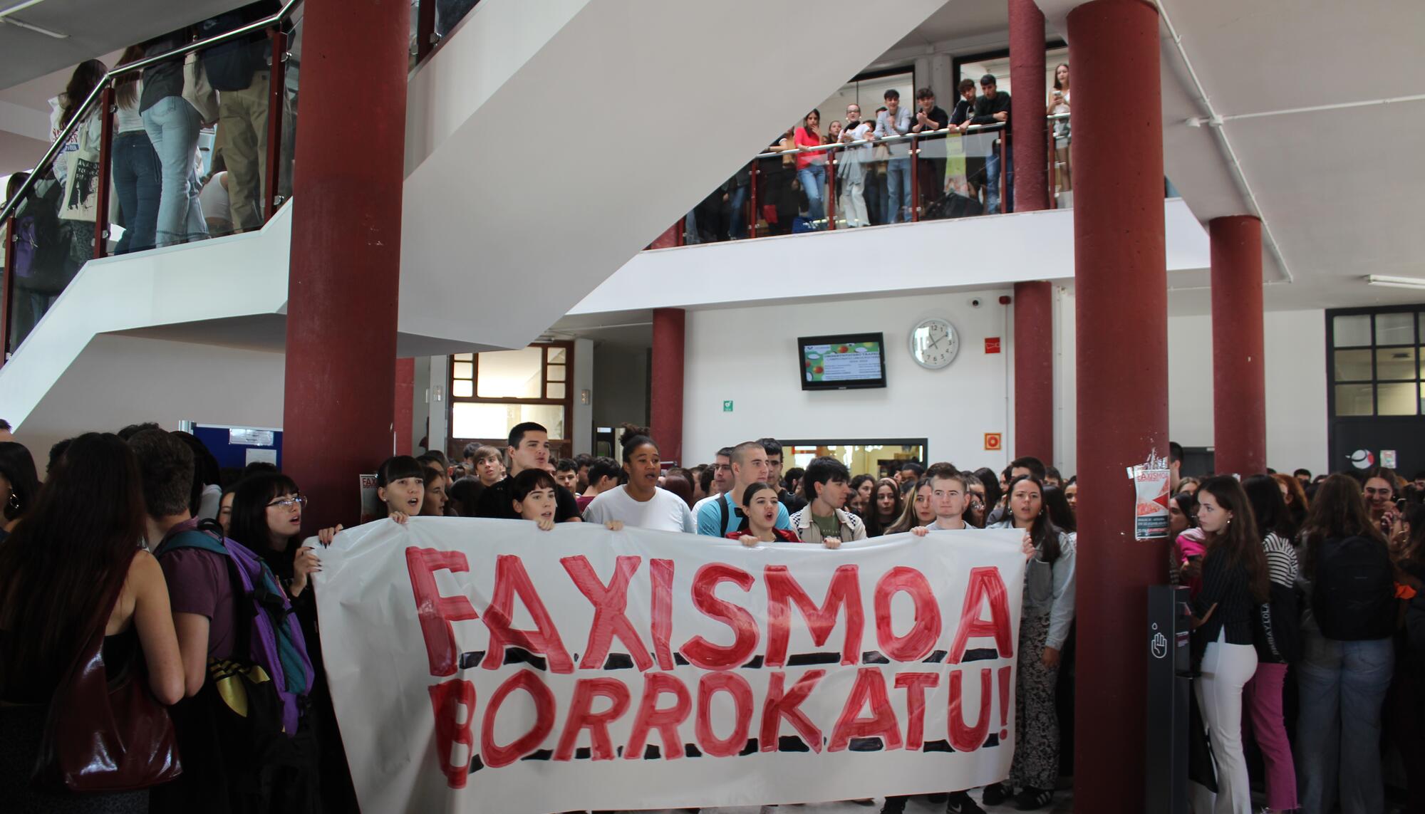 Protesta contra la contratación de un profesor "fascista" en la UPV/EHU. Fuente: Leioatik!