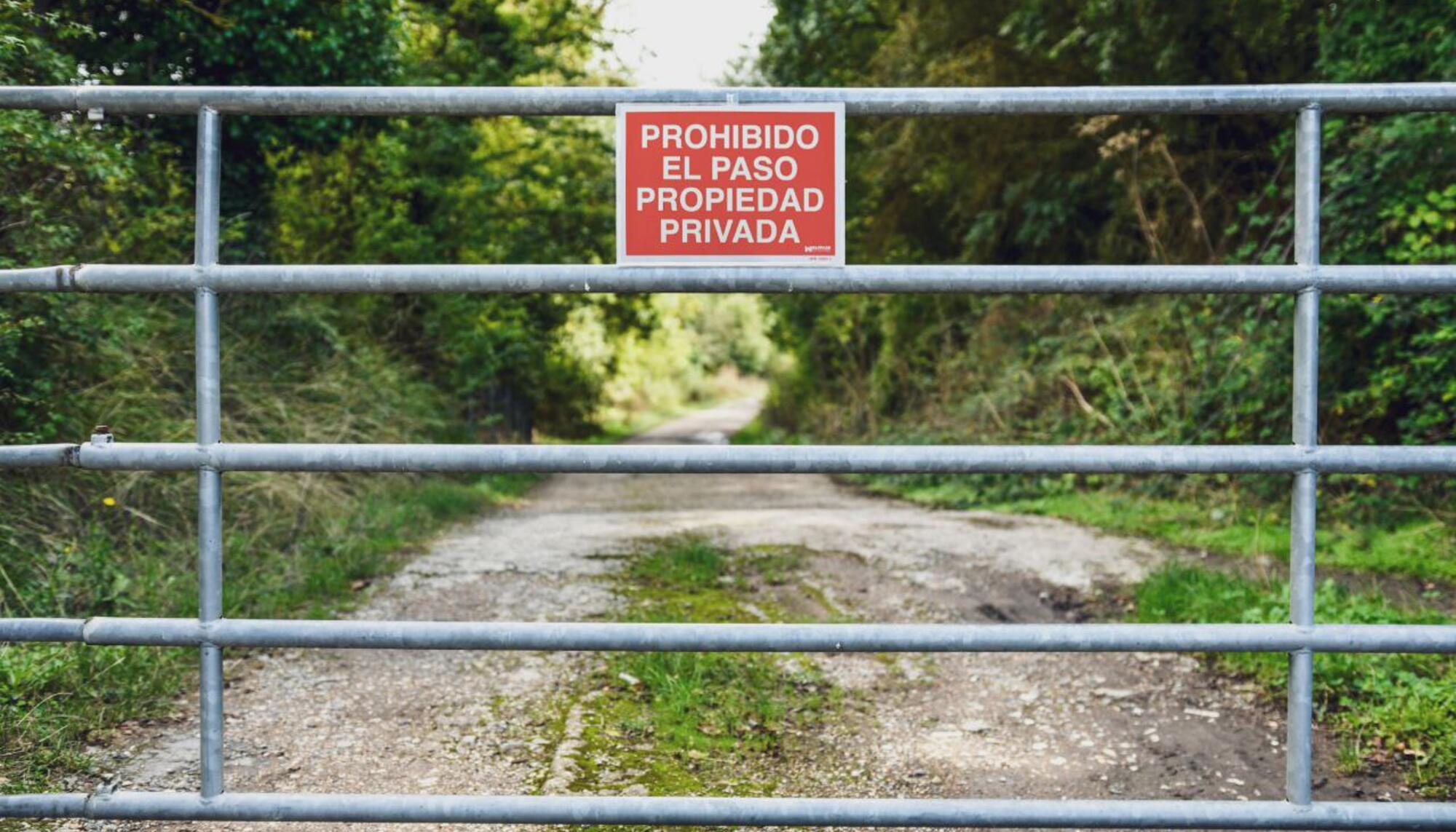 Paso prohibido en los bosques de Araba.