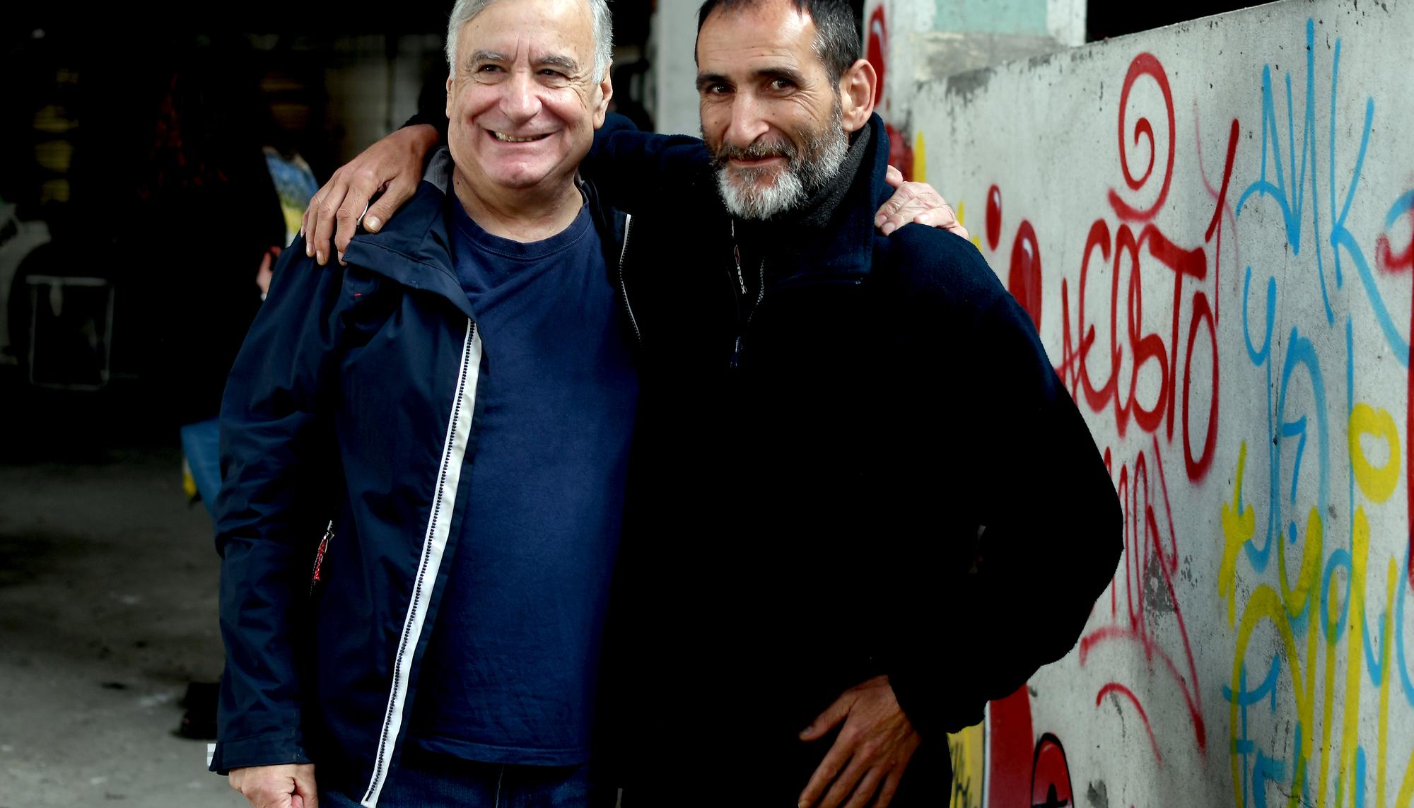 Antón Bouza (esquerda) xunto a Javier Romero, unha persoa sen fogar