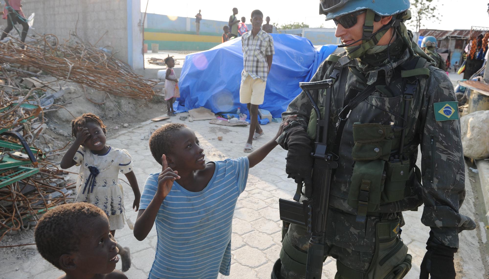 Un 'casco azul' brasilero en una patrulla en Cite Soleil, Haiti.