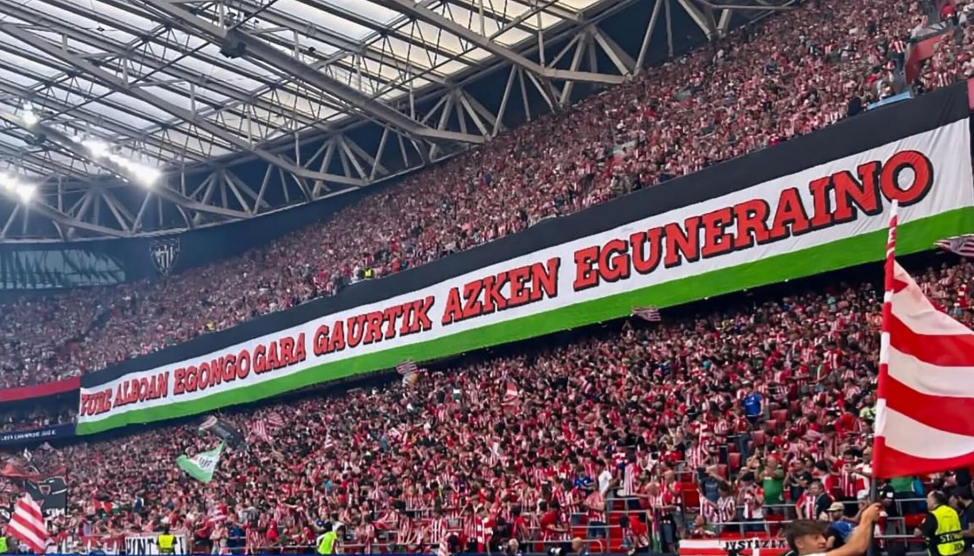 Grada del Athletic bandera apoyo Palestina