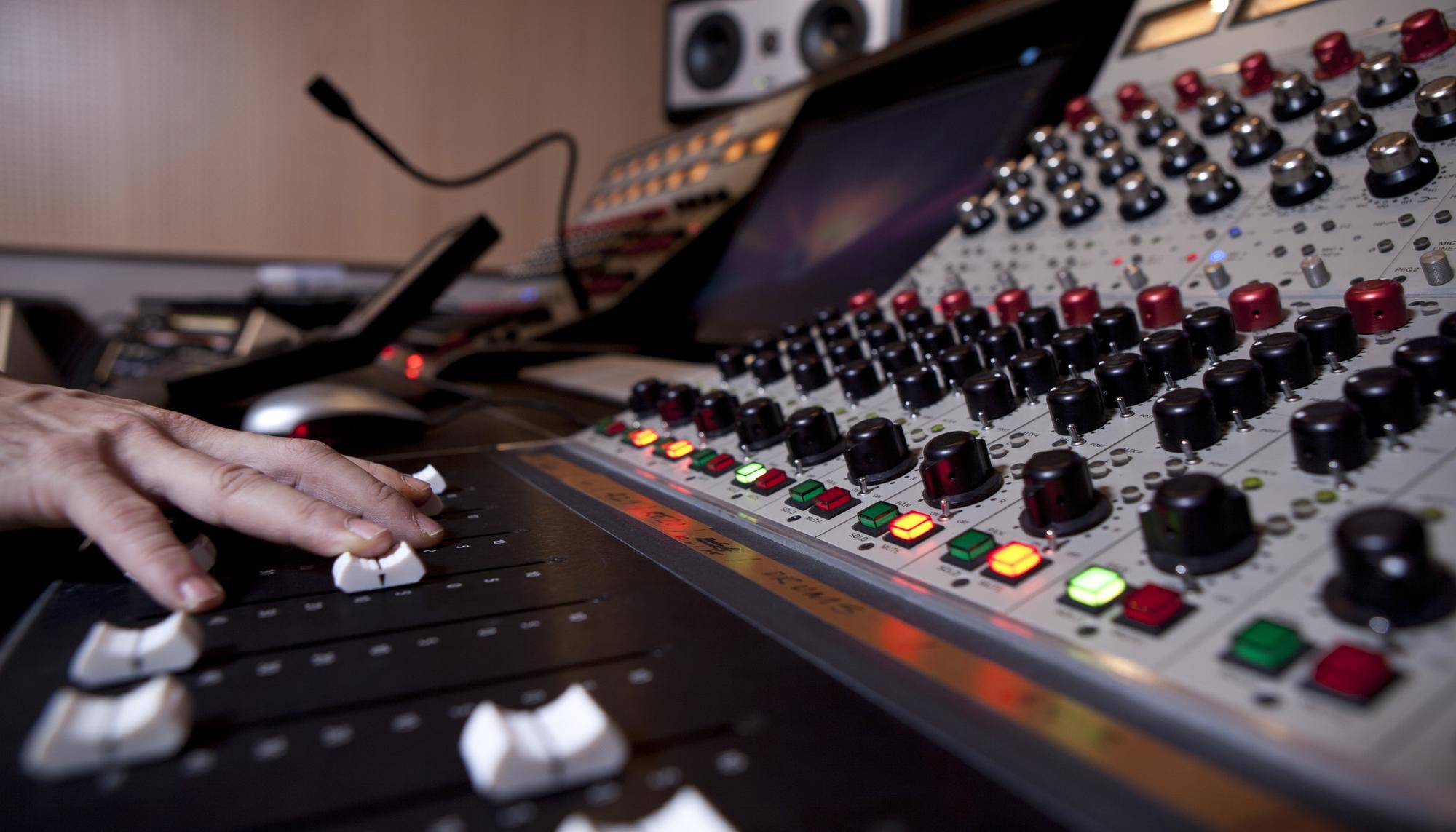 Mesa de mezclas en un estudio de grabación