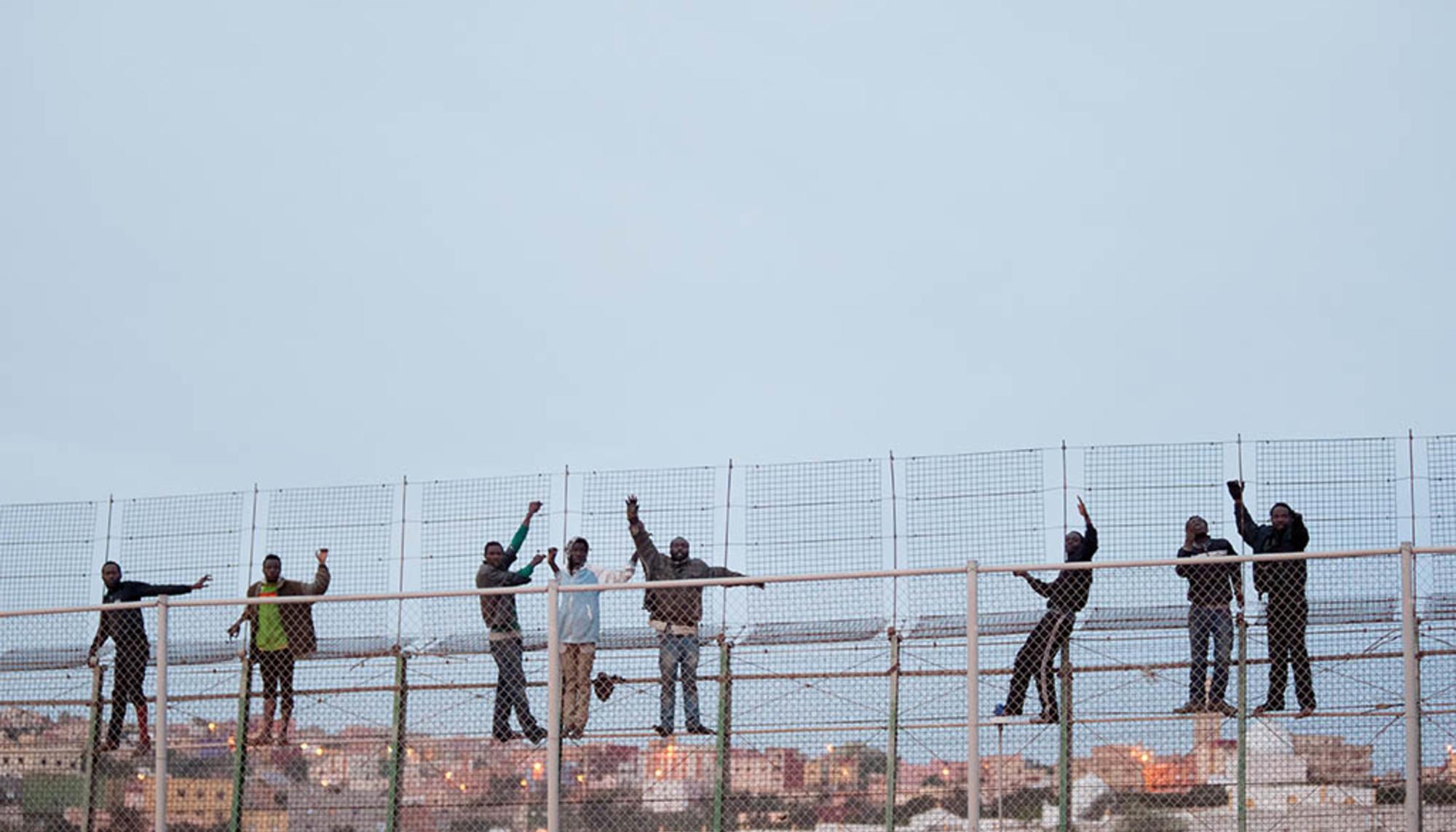 Migrantes en la valla de Melilla