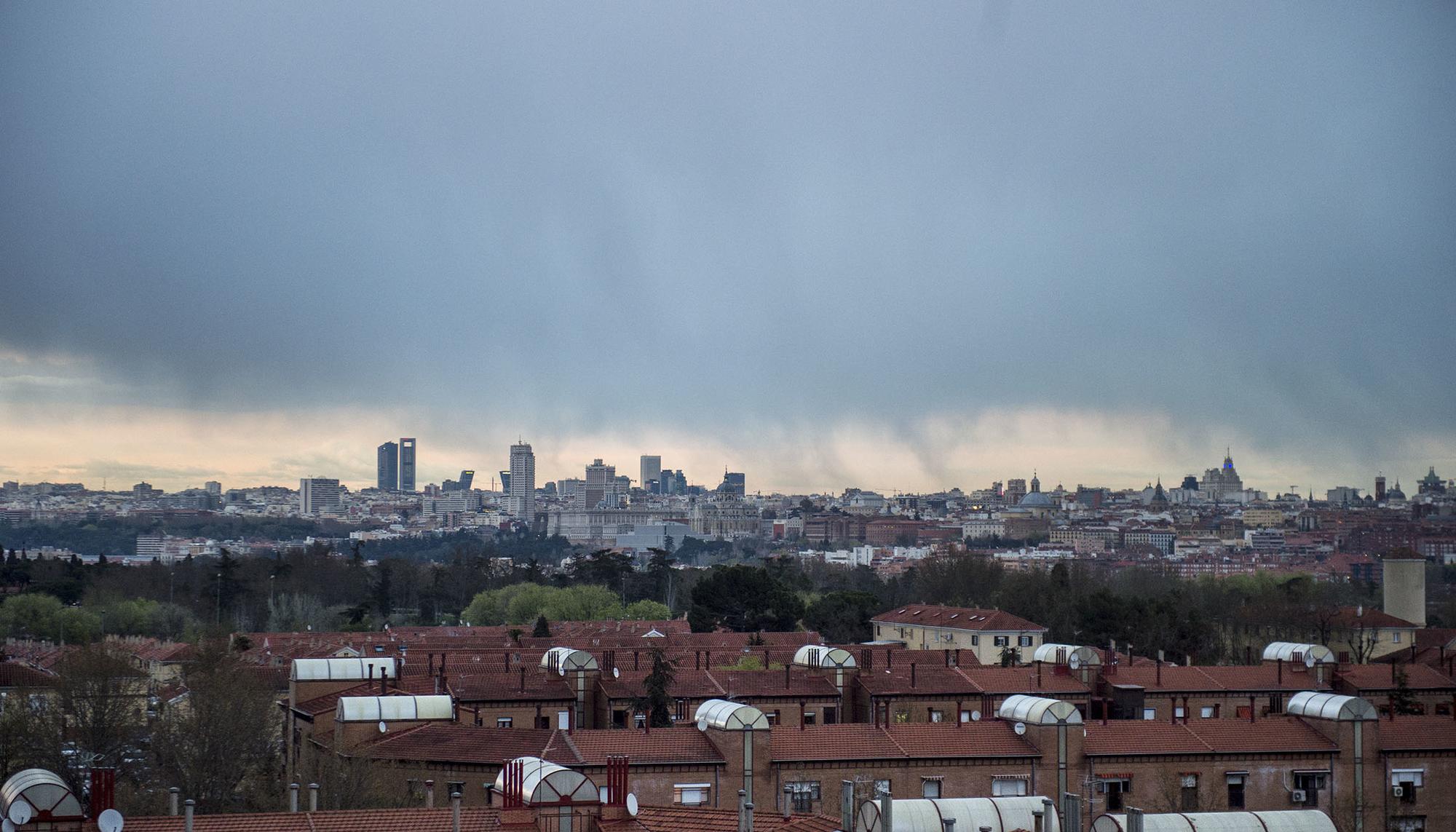Una tormenta cae sobre el centro de Madrid, vista desde las azoteas de Carabanchel