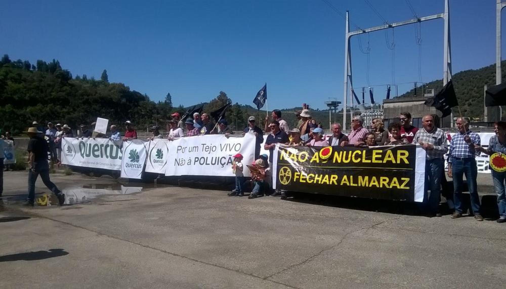 Protesta contra la central nuclear de Almaraz