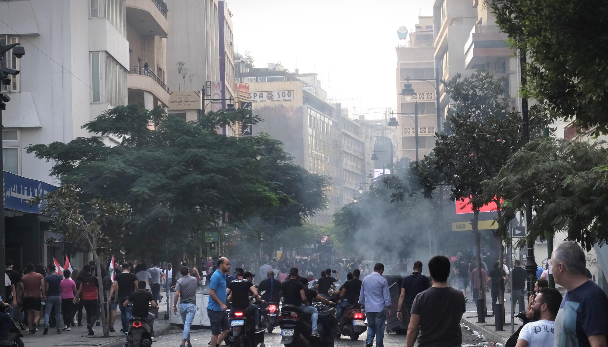 Una marcha a su paso por la calle principal del barrio musulmán de Hamra, Beirut