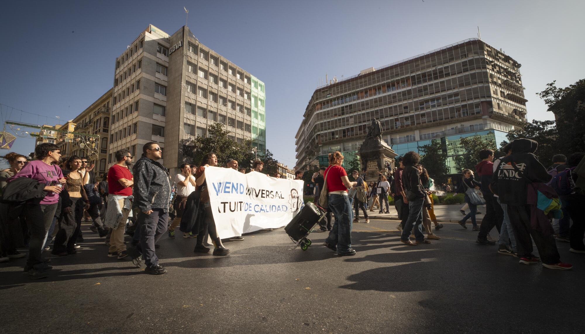 Manifestación contra el negocio especulativo de la vivienda - 15