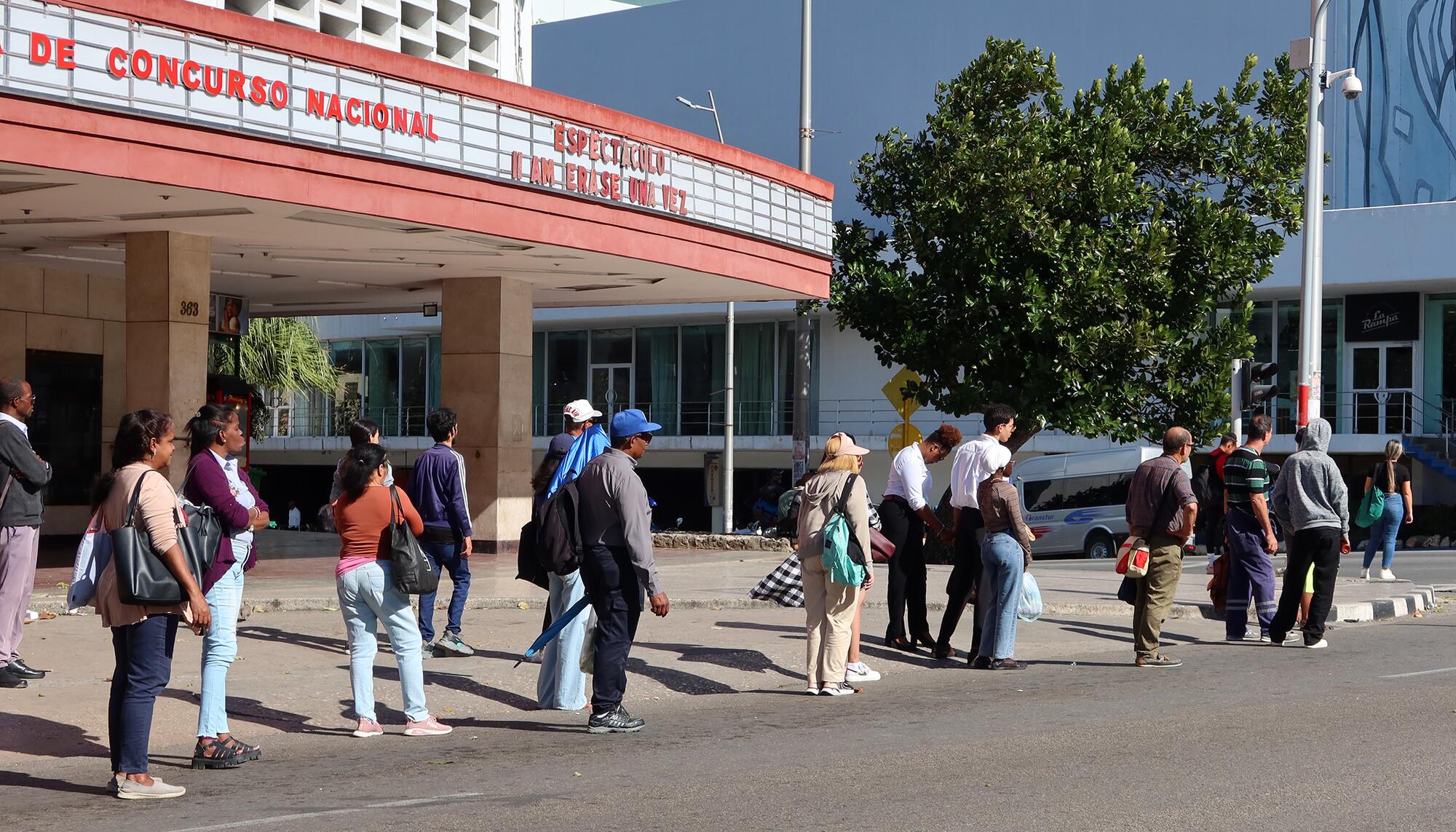 Personas esperando un transporte. La Habana. 
