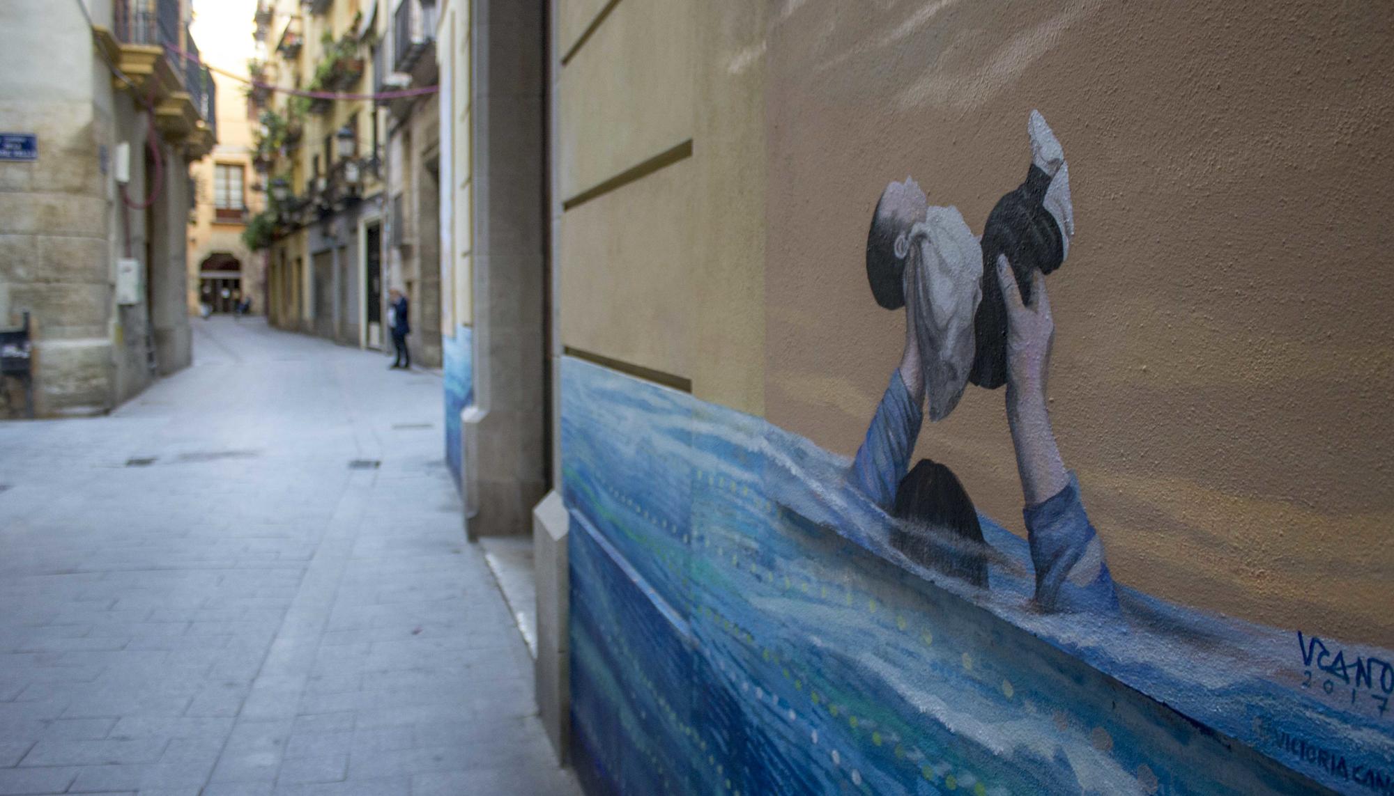 L_artista Victoria Cano commemora el seixanta aniversari de la riuada amb esta pintura ubicada a la cantonada entre els carrers de la Mare Vella i Portal Valldigna del barri de Ciutat Vella