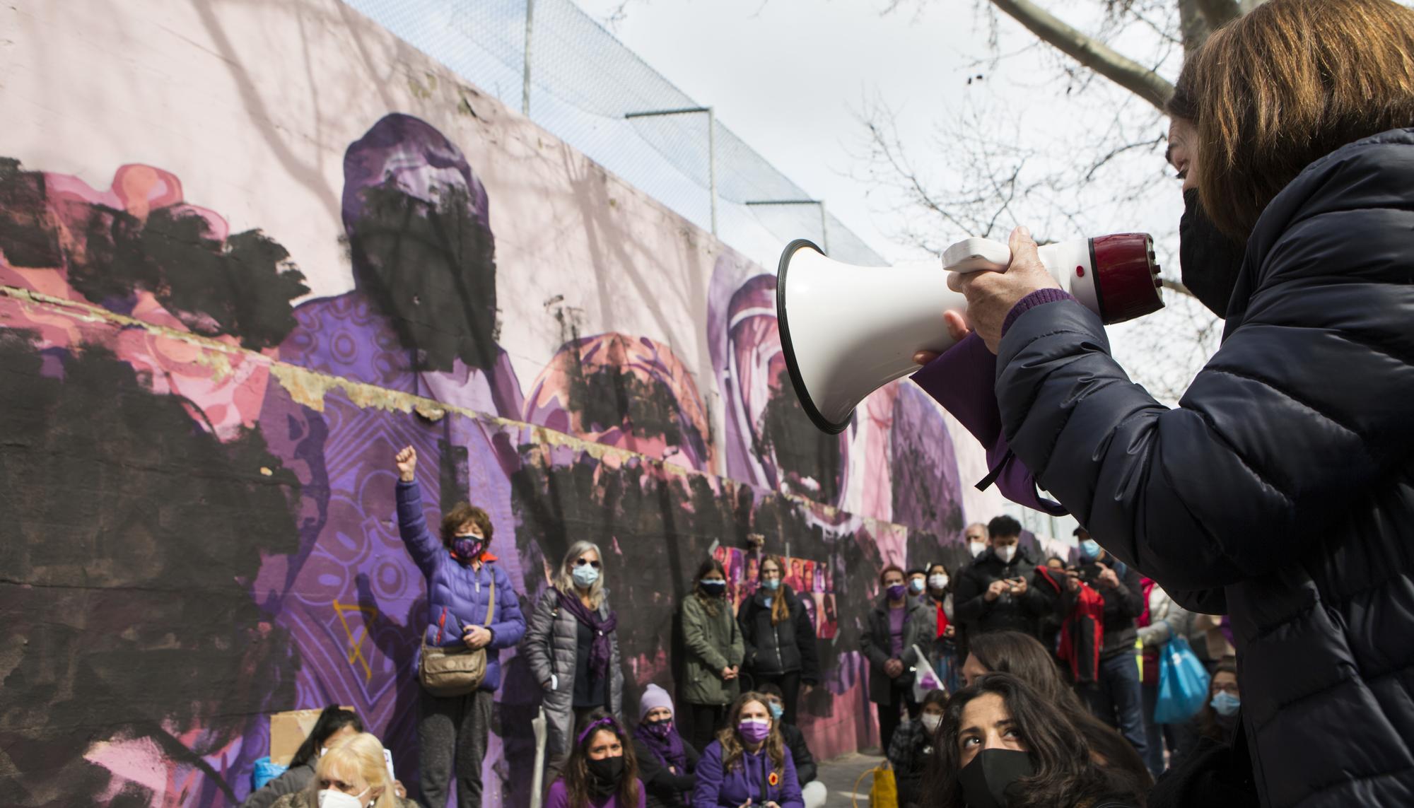 concentración frente al mural feminista vandalizado el 8M en Madrid - 7