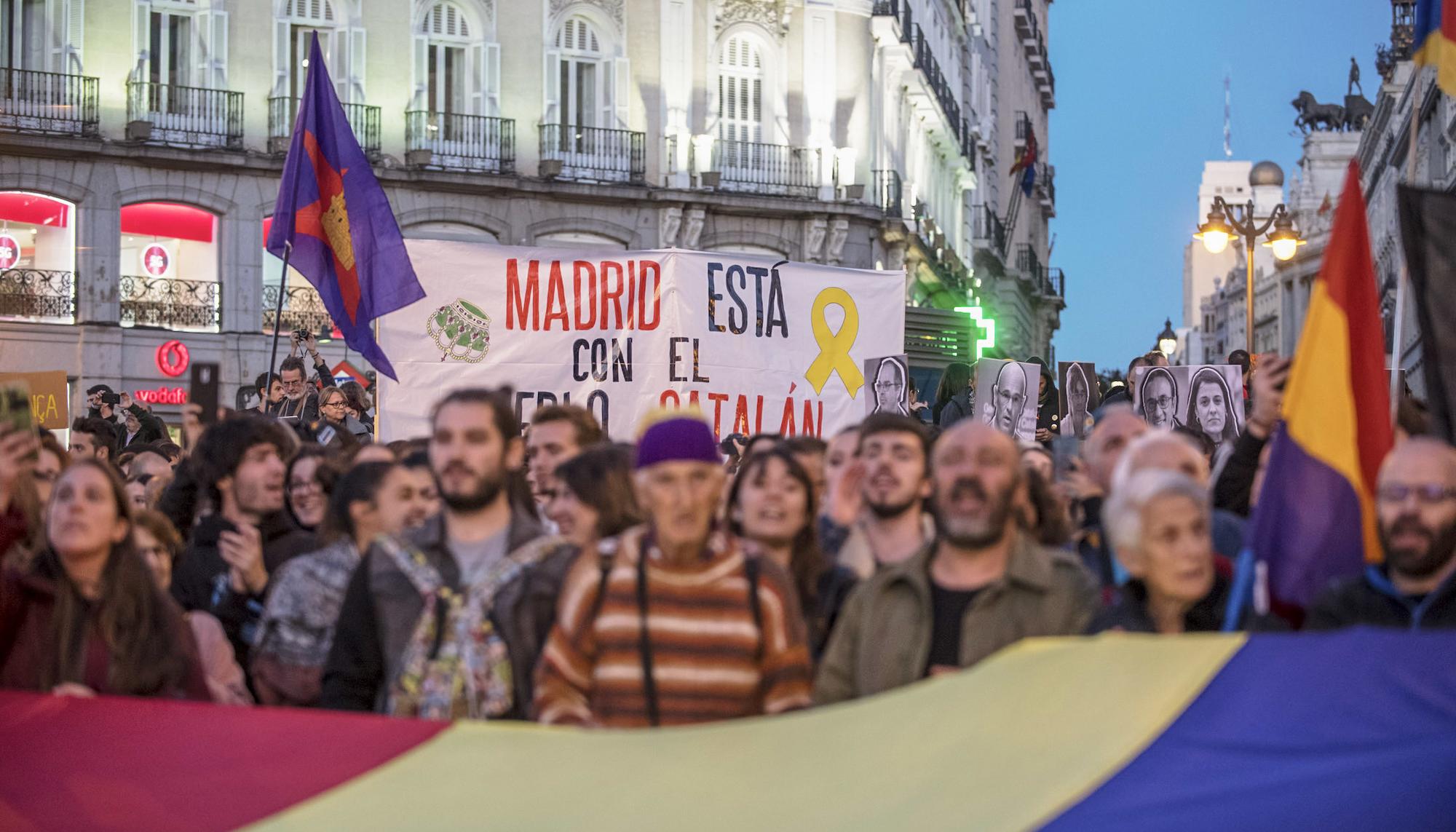 Concentración en la Puerta del Sol de Madrid en apoyo al pueblo catalán - 4