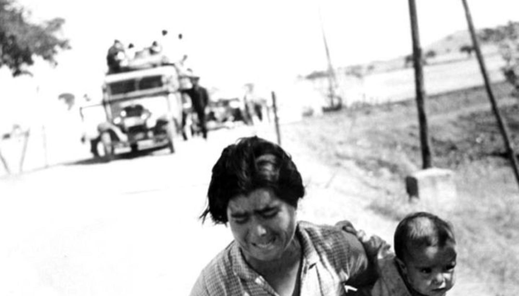 Mujer huyendo con niño de Cerro Muriano
