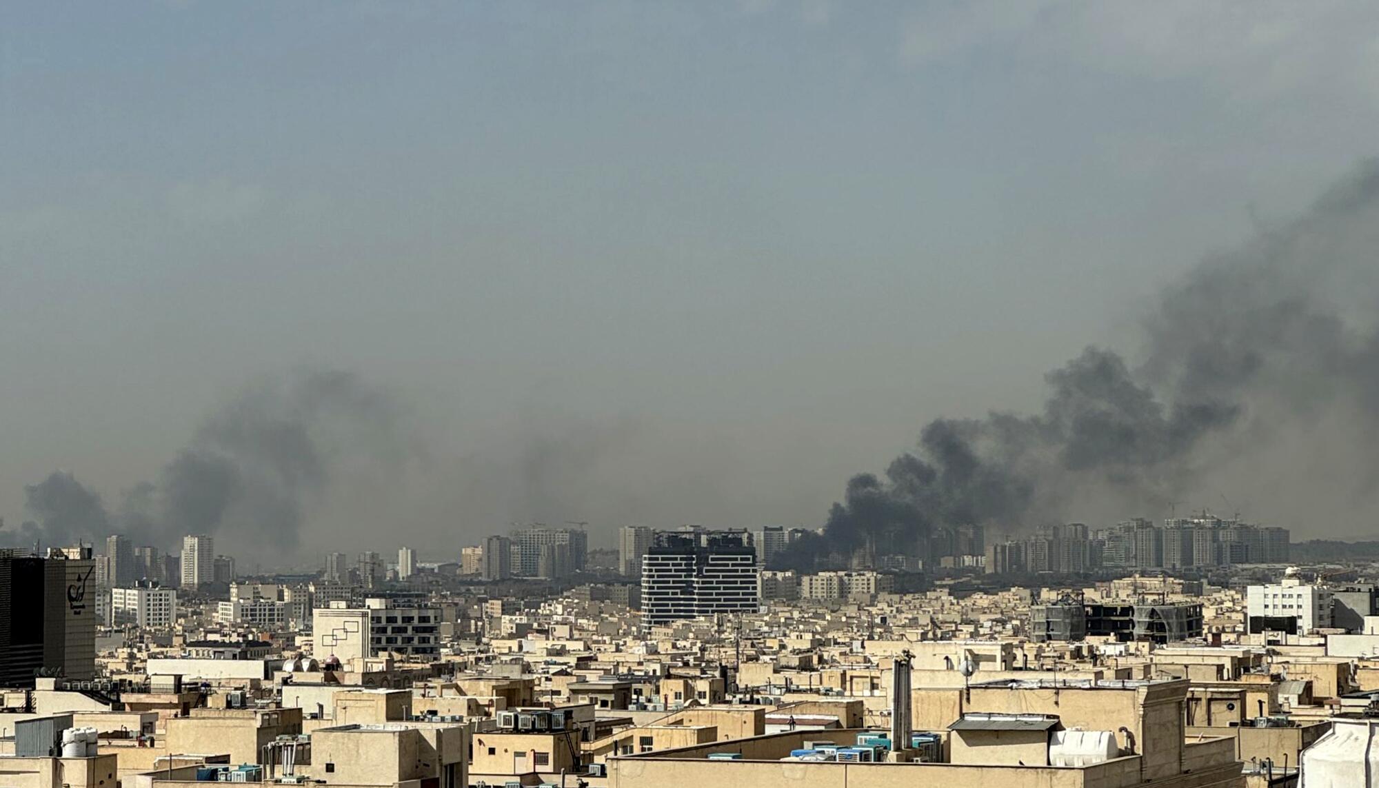Humo sobre Teherán tras el ataque conjunto de Estados Unidos e Israel el 28 de febrero de 2026.