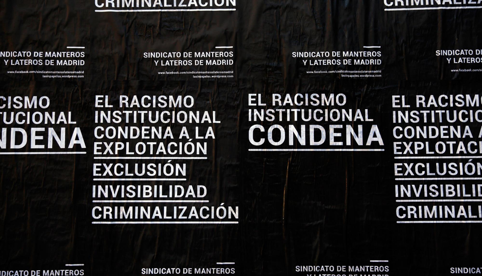 Carteles del Sindicato de Manteros y Lateros de Madrid contra el racismo institucional