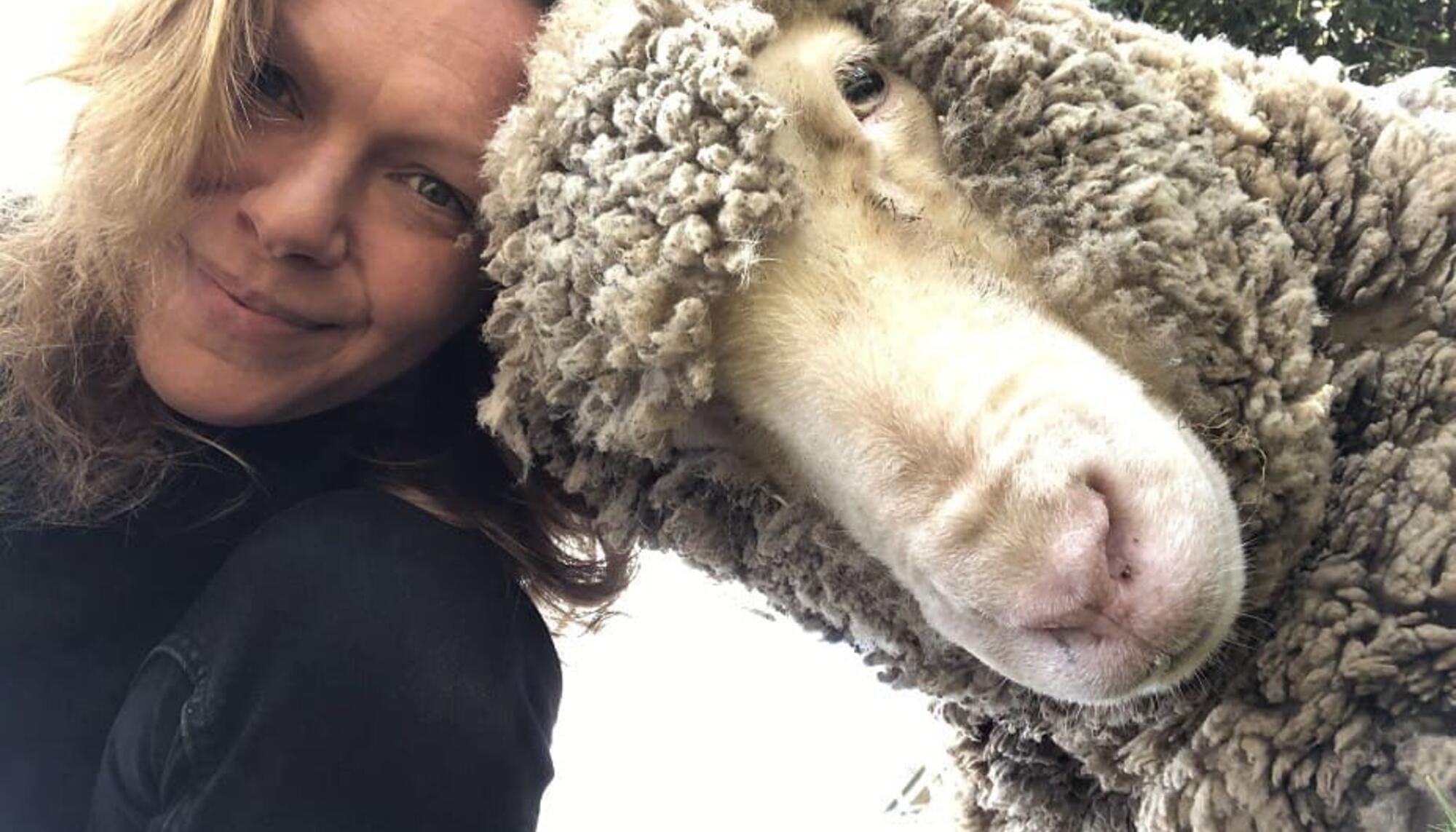 Autora Teya Brooks y una oveja