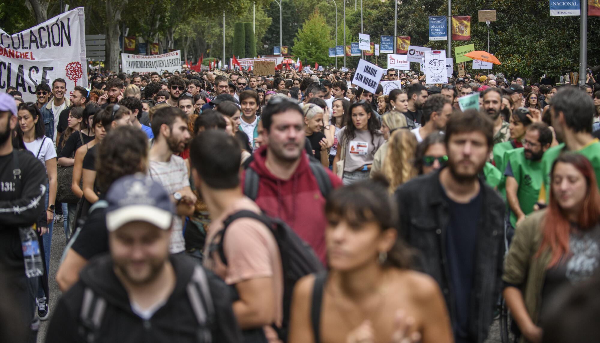 Decenas de miles de personas tomaron Madrid el 13 de octubre de 2024 para protestar por la falta de medidas para contener los precios del alquiler. - 10