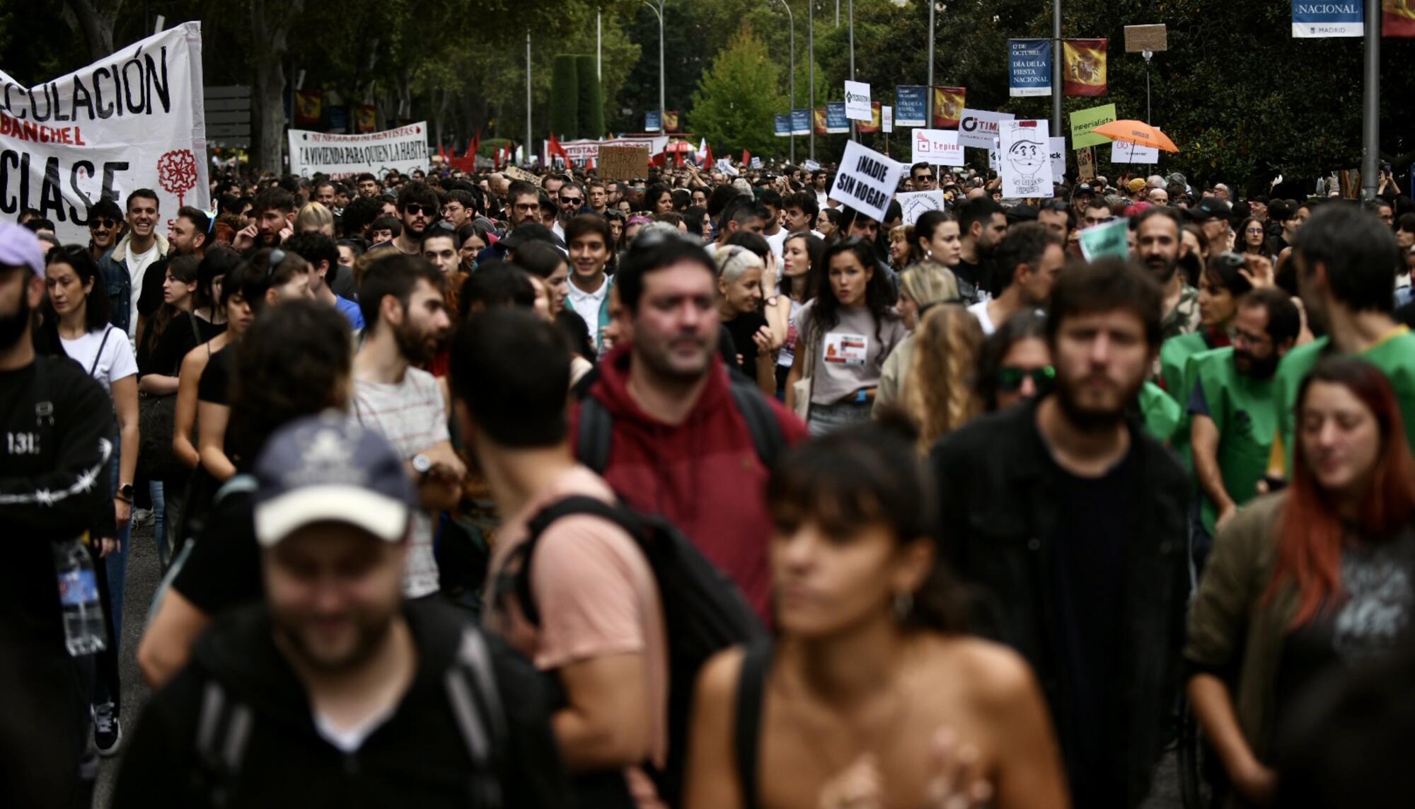 Decenas de miles de personas tomaron Madrid el 13 de octubre de 2024 para protestar por la falta de medidas para contener los precios del alquiler. - 10