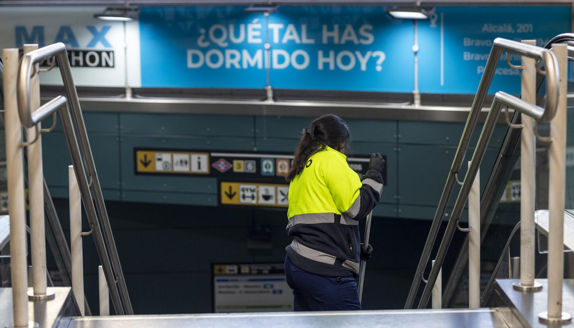 Trabajadora de limpieza metro