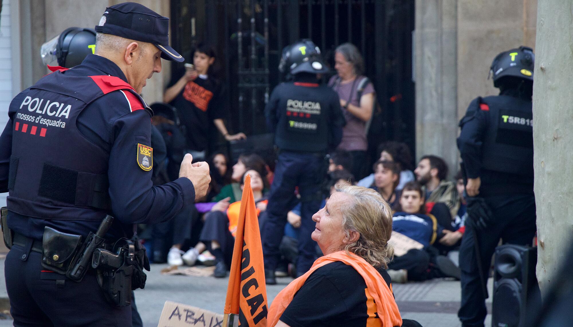 Una activista del Sindicat de Llogateres conversa con la policía durante el desahucio.