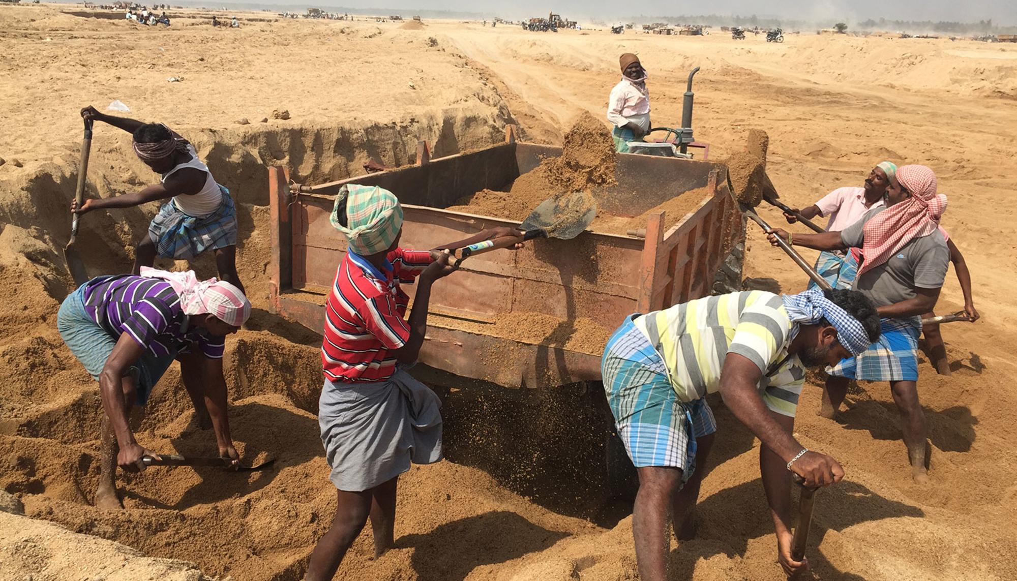 Trabajadores de una mina de arena en Tamil Nadu, India.