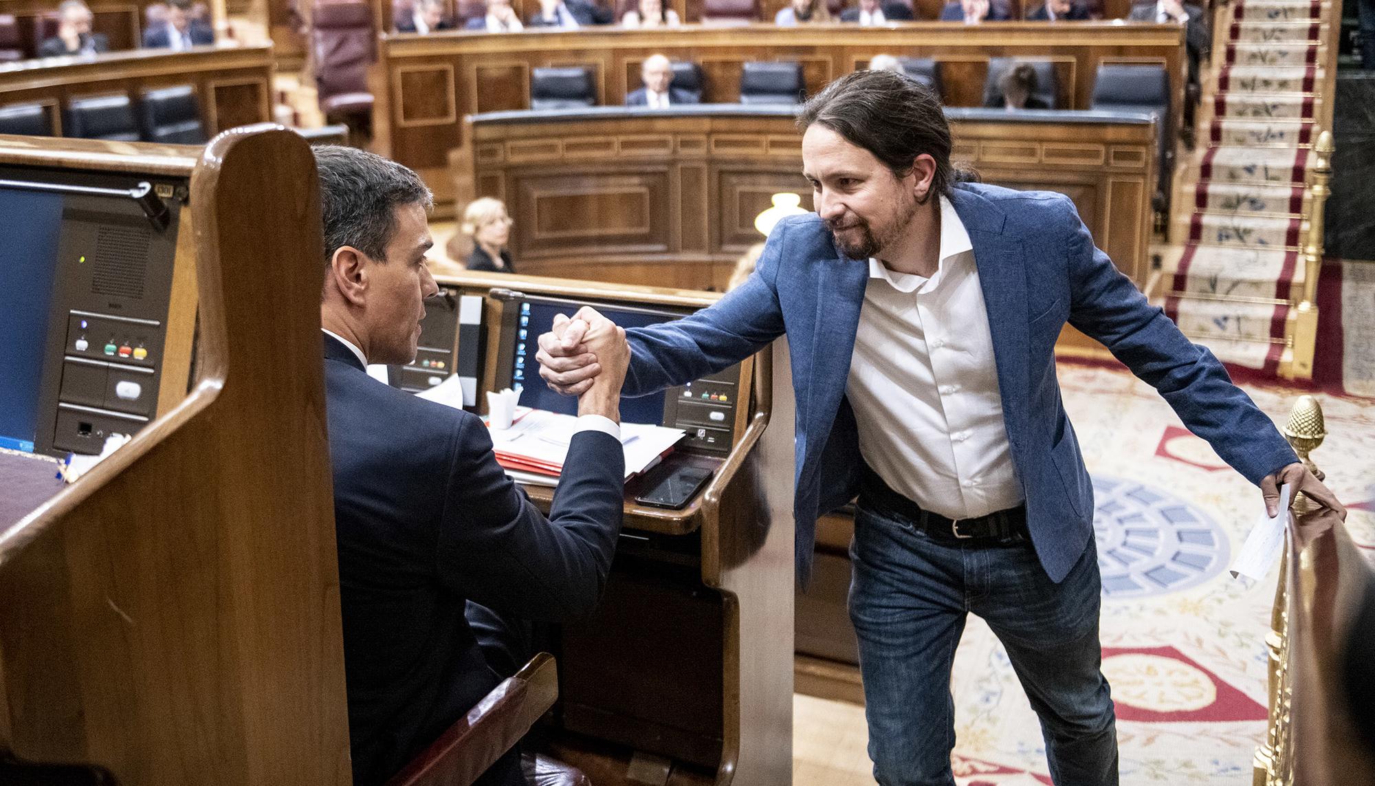 Pablo Iglesias y Pedro Sánchez en la moción de censura a Mariano Rajoy
