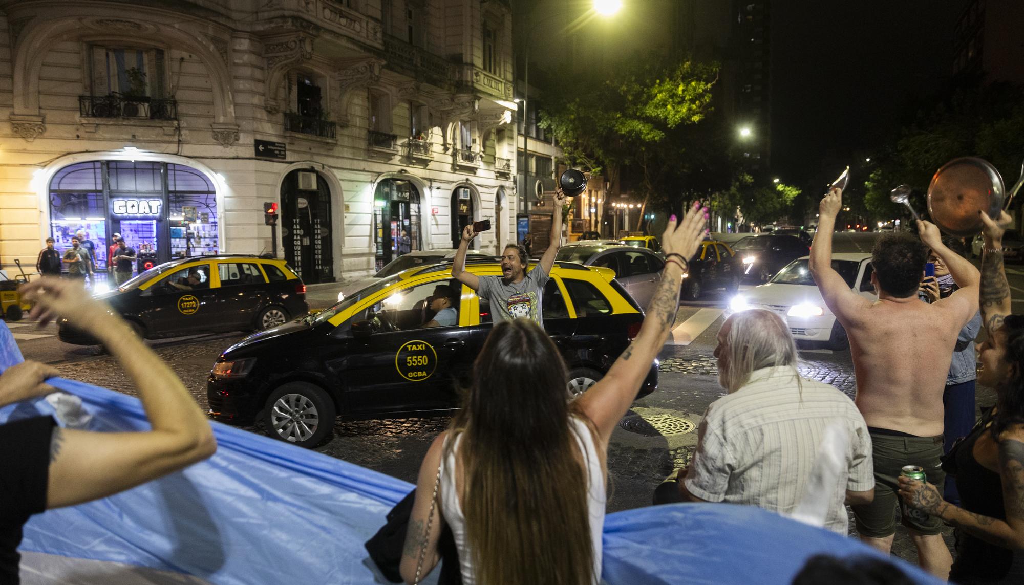Cacerolazo para protestar contra el Decreto de Necesidad y Urgencia (DNU) anunciado por el presidente Javier Milei. - 14