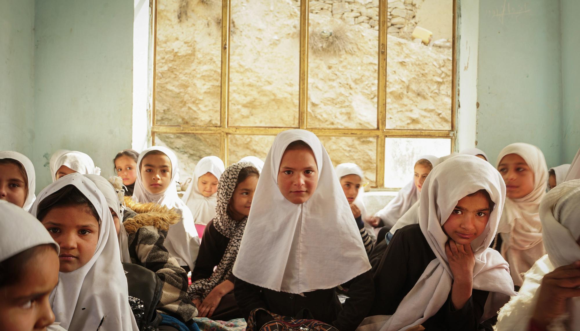Niñas afganas, en clase en una escuela pública