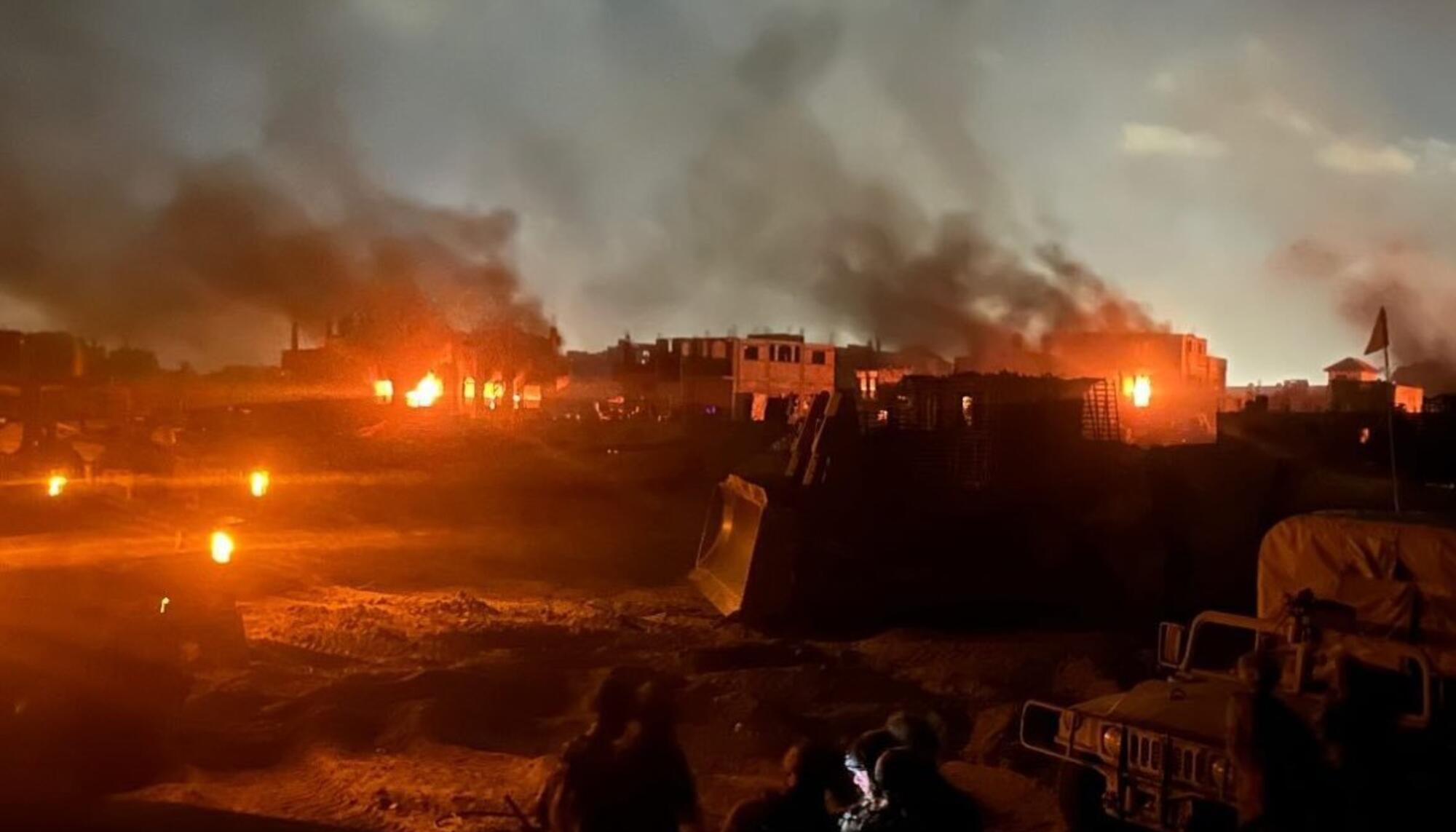 Fotos difundida por soldados israelíes de viviendas incendiadas en la ofensiva sobre Gaza.
