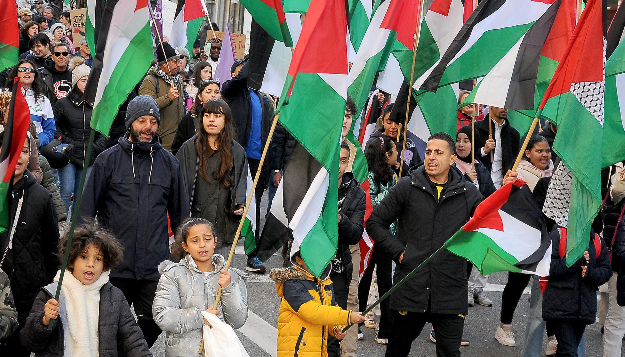 Manifestación en Vigo contra el genocidio en Gaza y en apoyo al pueblo palestino  - 7