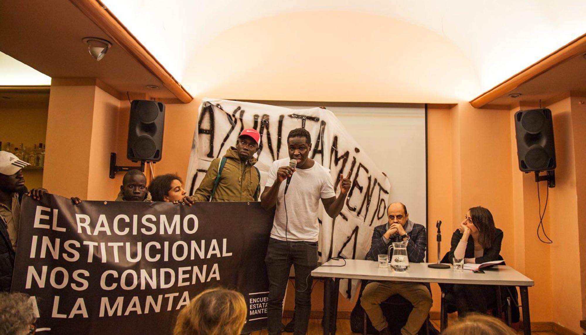 Protesta del Sindicato de Manteros en una charla de la portavoz del Ayuntamiento de Madrid, Rita Maestre