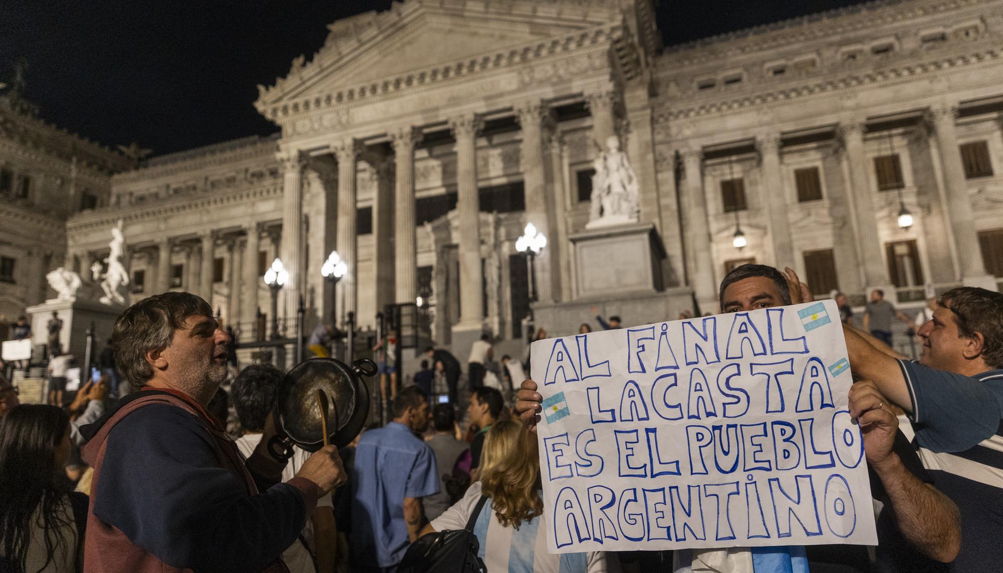 Cacerolazo para protestar contra el Decreto de Necesidad y Urgencia (DNU) anunciado por el presidente Javier Milei. - 5