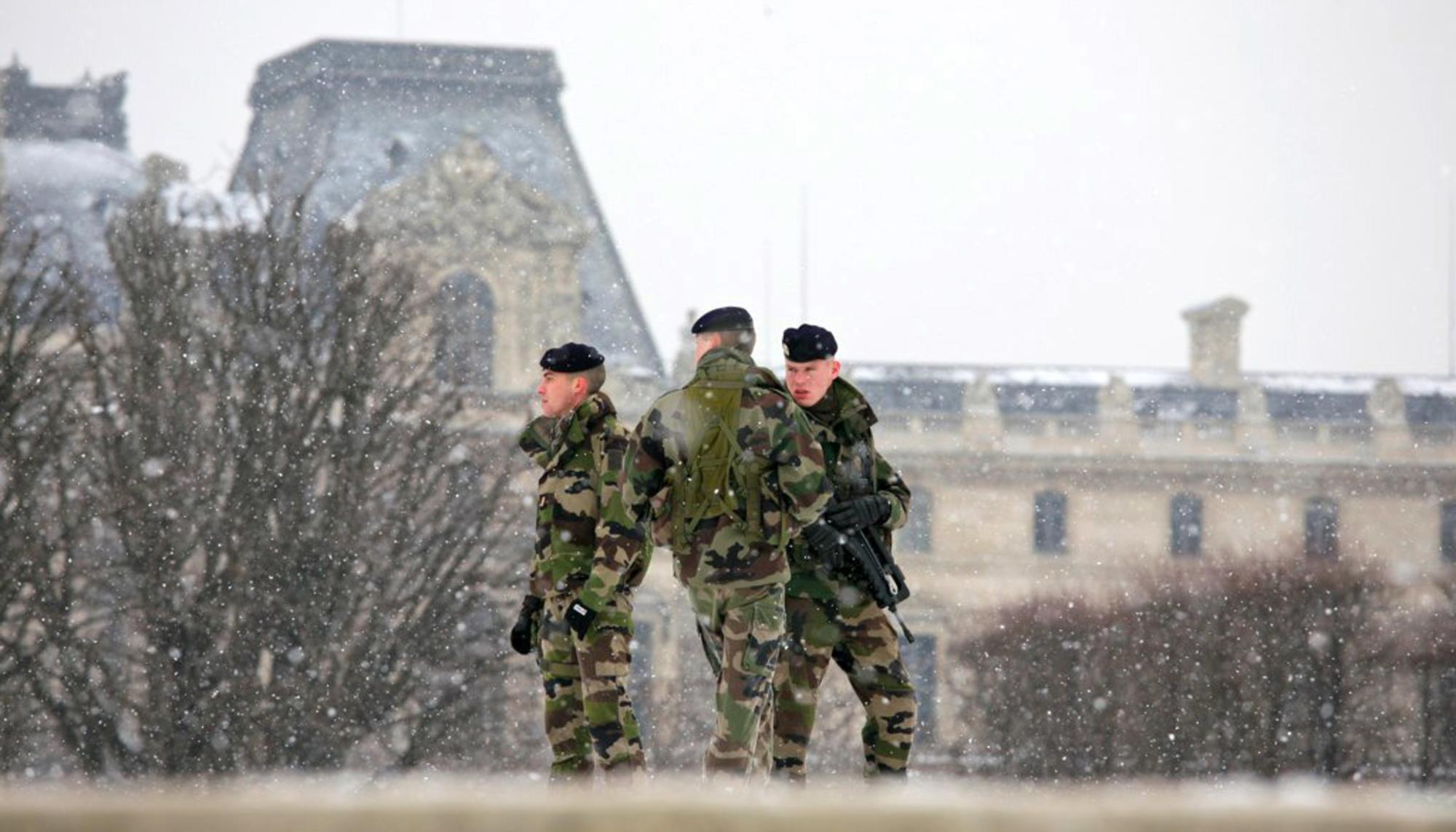 Tres soldados frente al Louvre, París