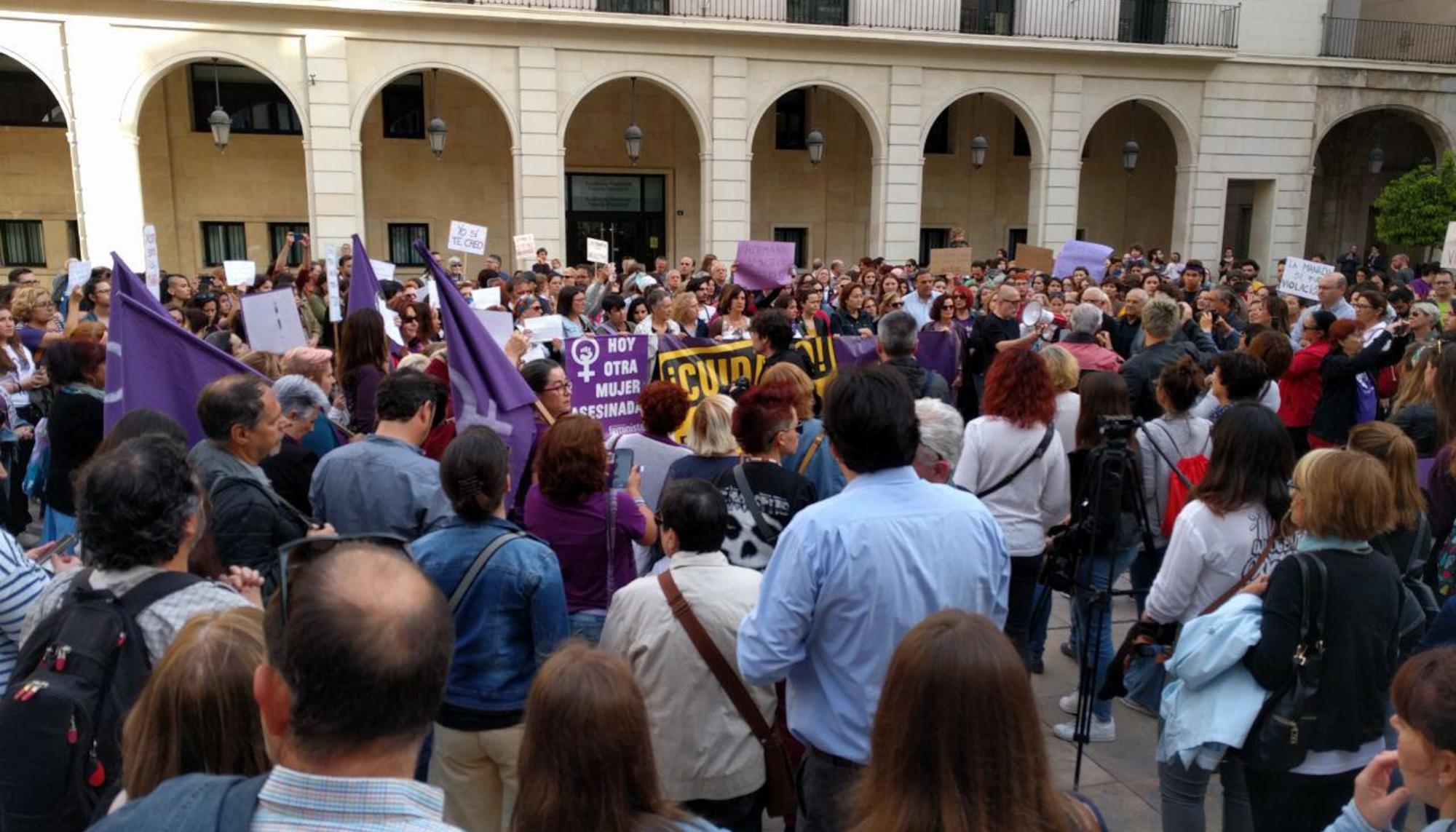 Concentración contra la sentencia de La Manada en Alicante.