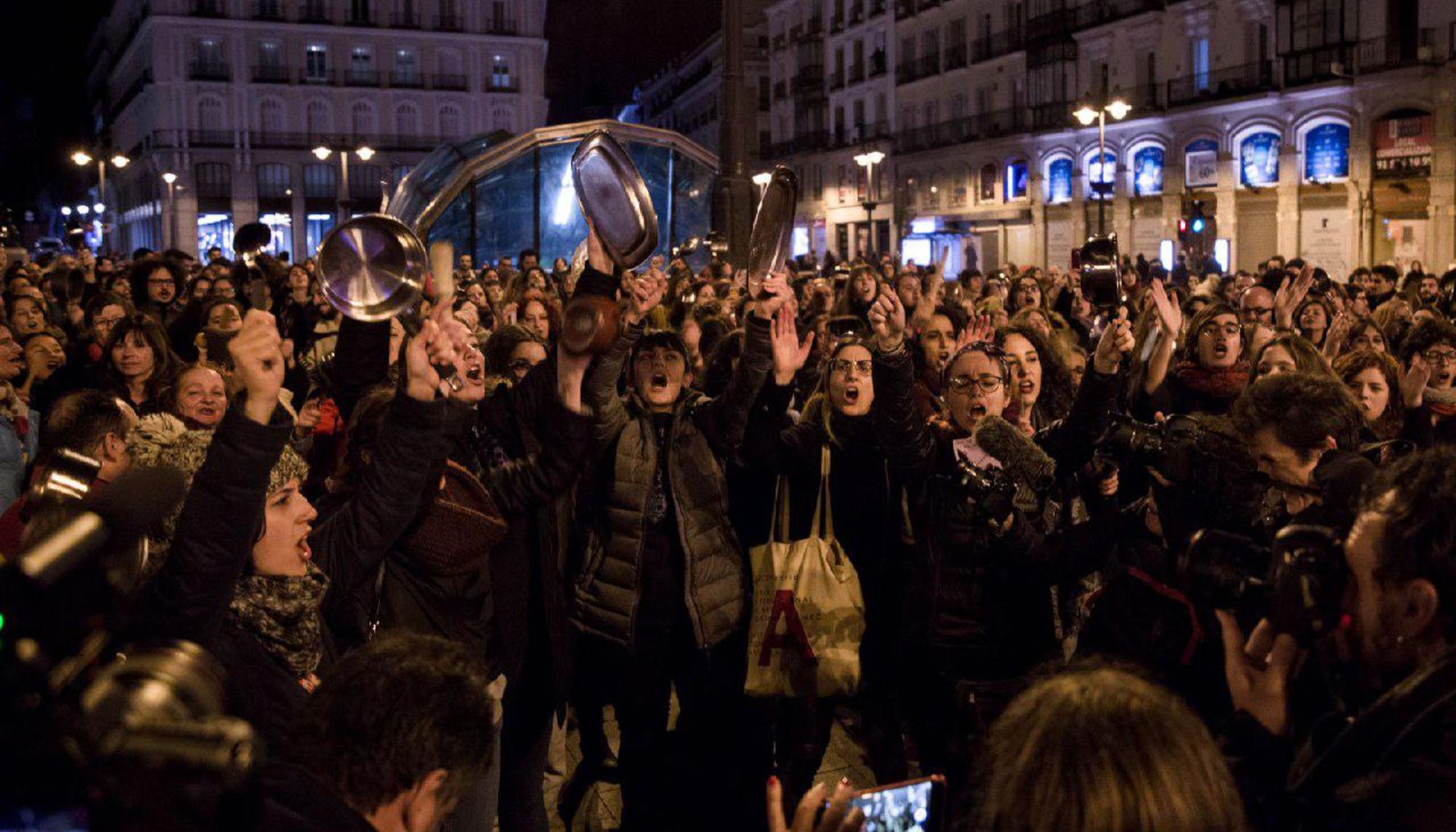 Cacerolada de inicio a la huelga feminista del 8M en la Puerta del Sol de Madrid