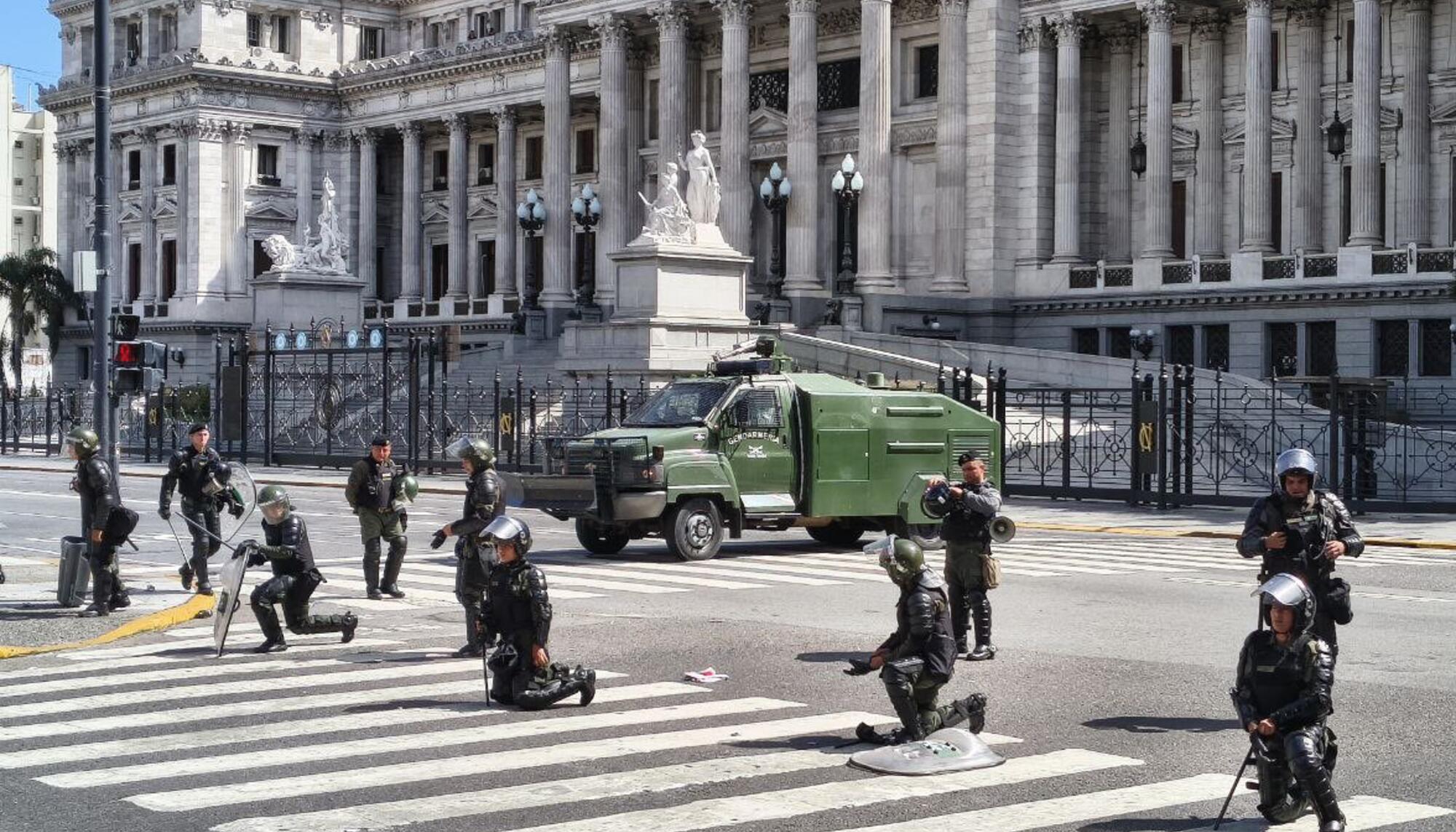 La policía custodia el Congreso durante las movilizaciones contra la reforma laboral de Milei