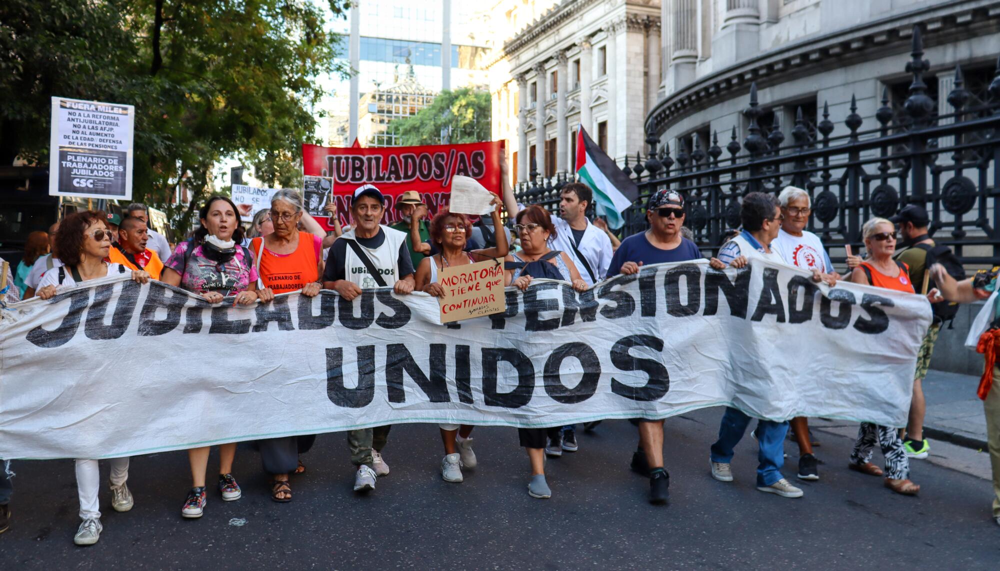 Pensionistas encabezan la marcha cada miércoles en el Congreso argentino.