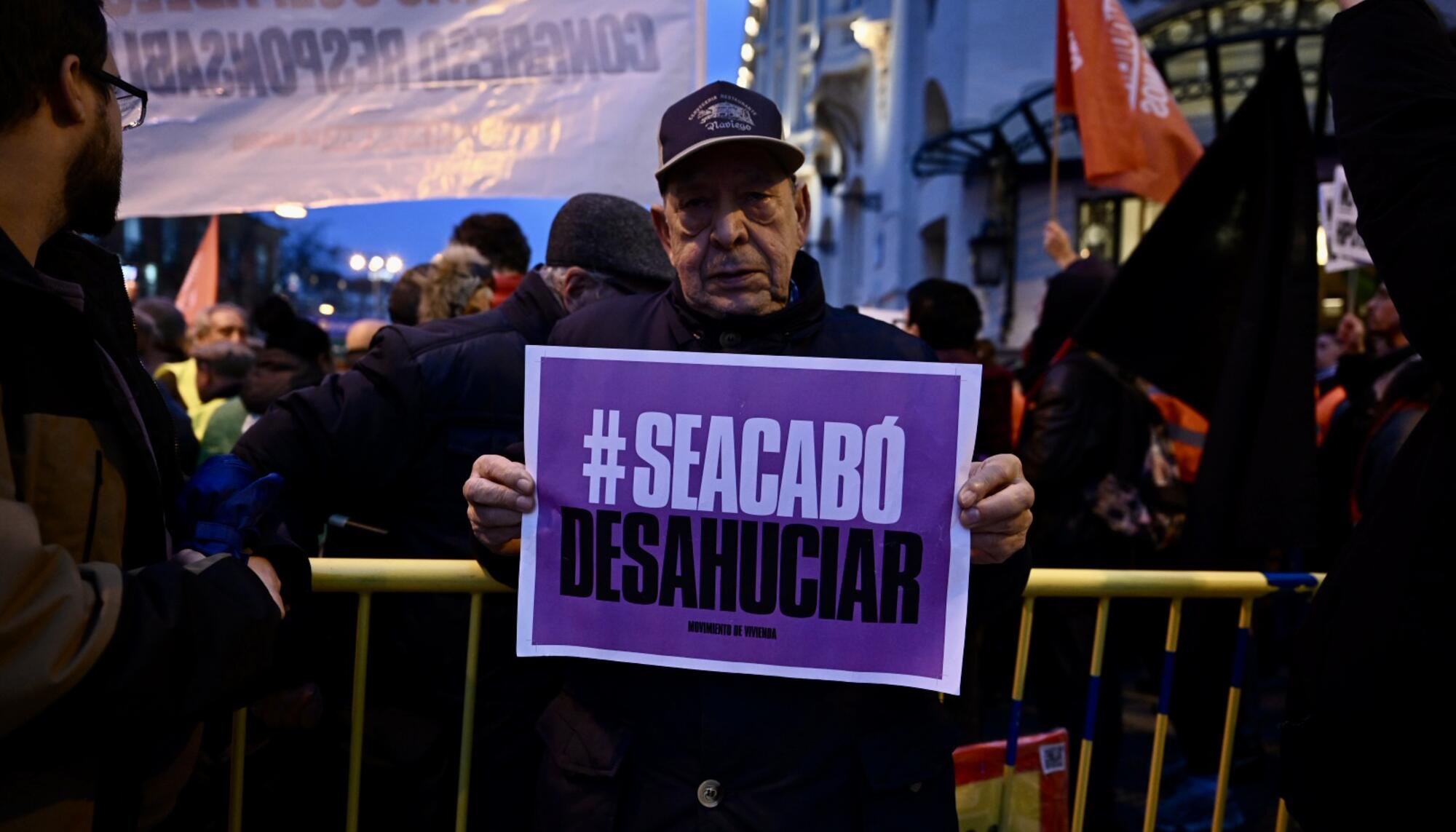 Concentración en el Congreso de los Diputados para denunciar la ola de desahucios que traerá el fin de la moratoria.