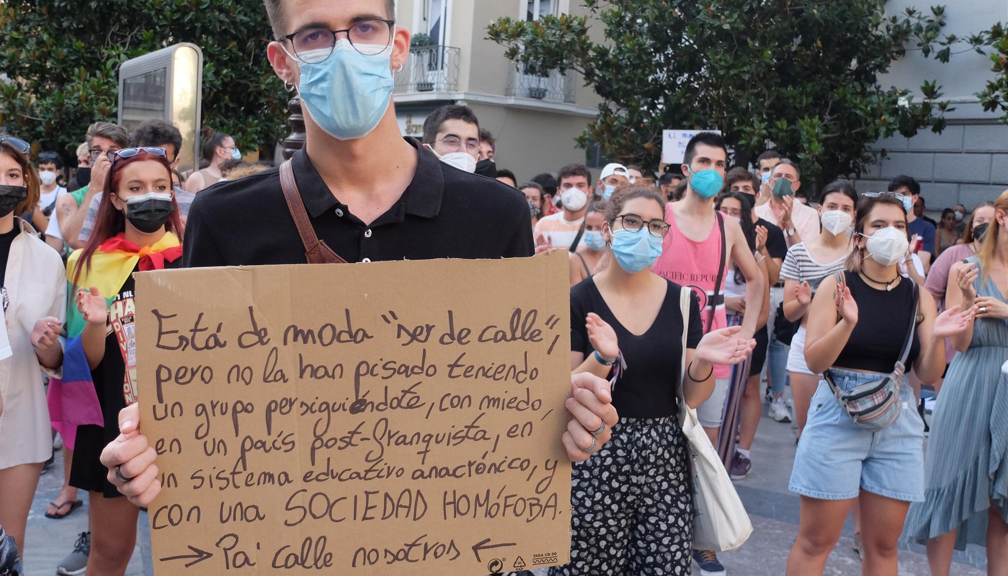 Joven porta pancarta durante la concentración en Granada