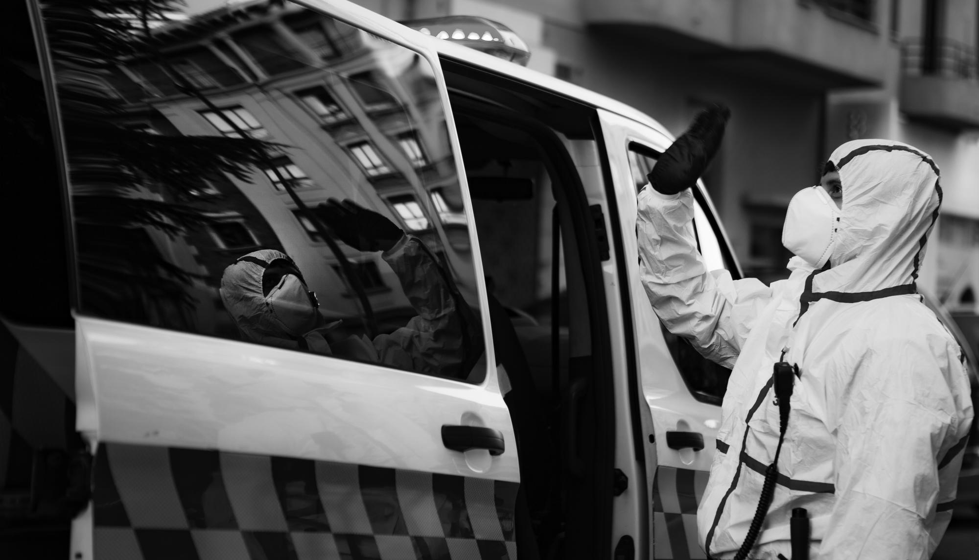 Policía saluda mono protección Iruñea