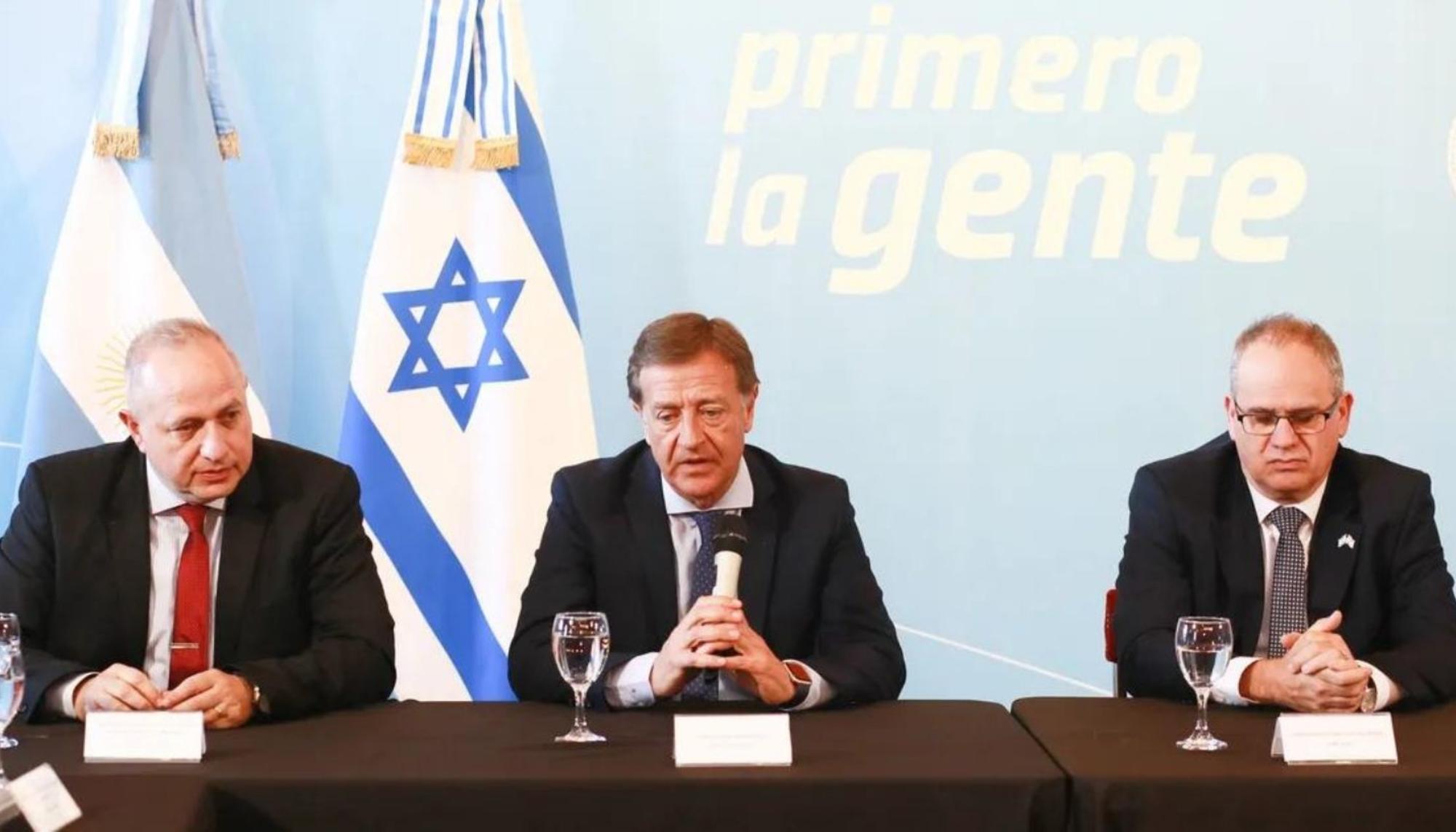 El gobernador de la provincia argentina de Mendoza, Rodolfo Suárez, presenta el acuerdo con Mekorot. Foto: Mario Vadillo