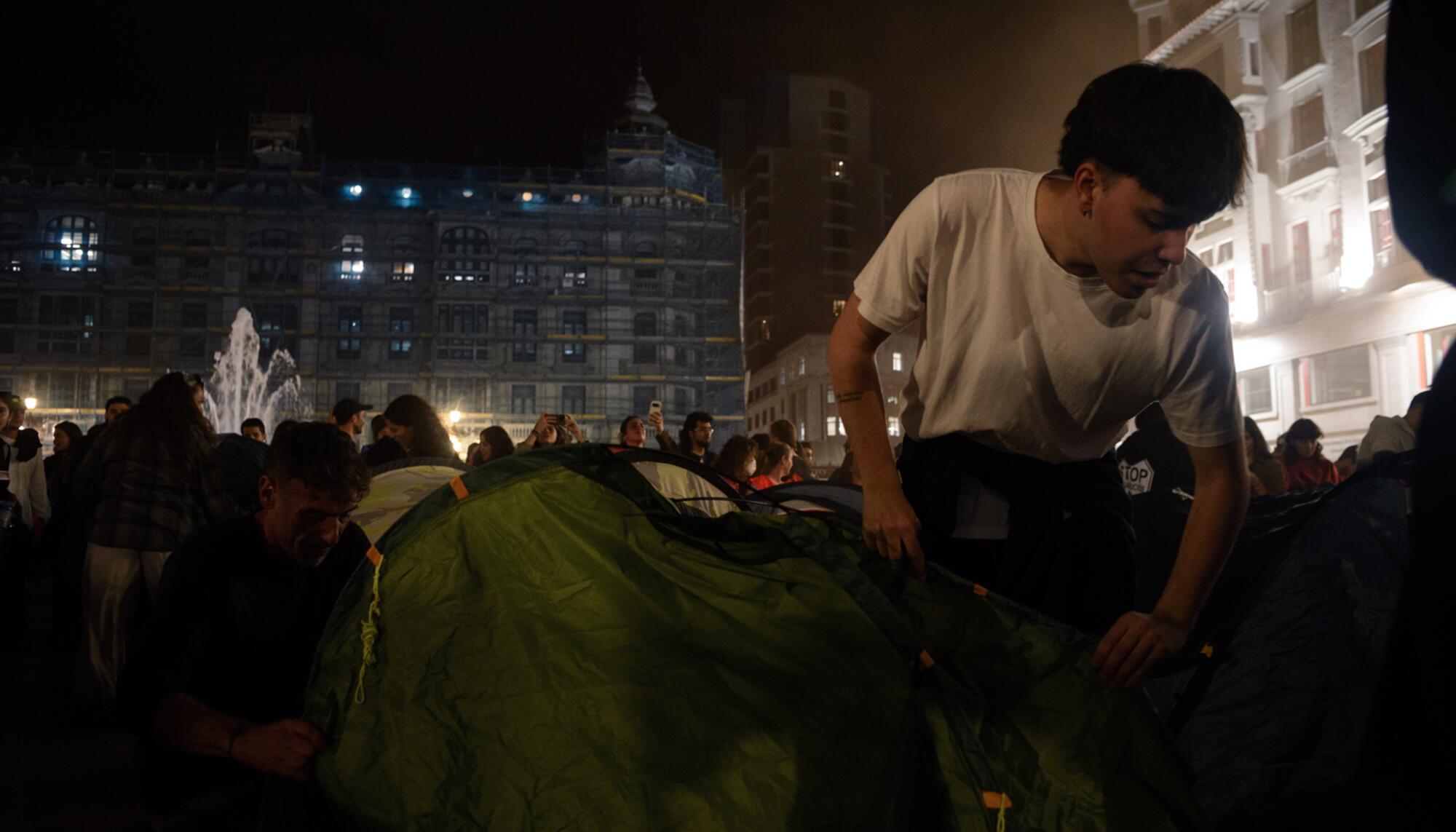 Acampada por la vivienda en Uviéu/Oviedo.