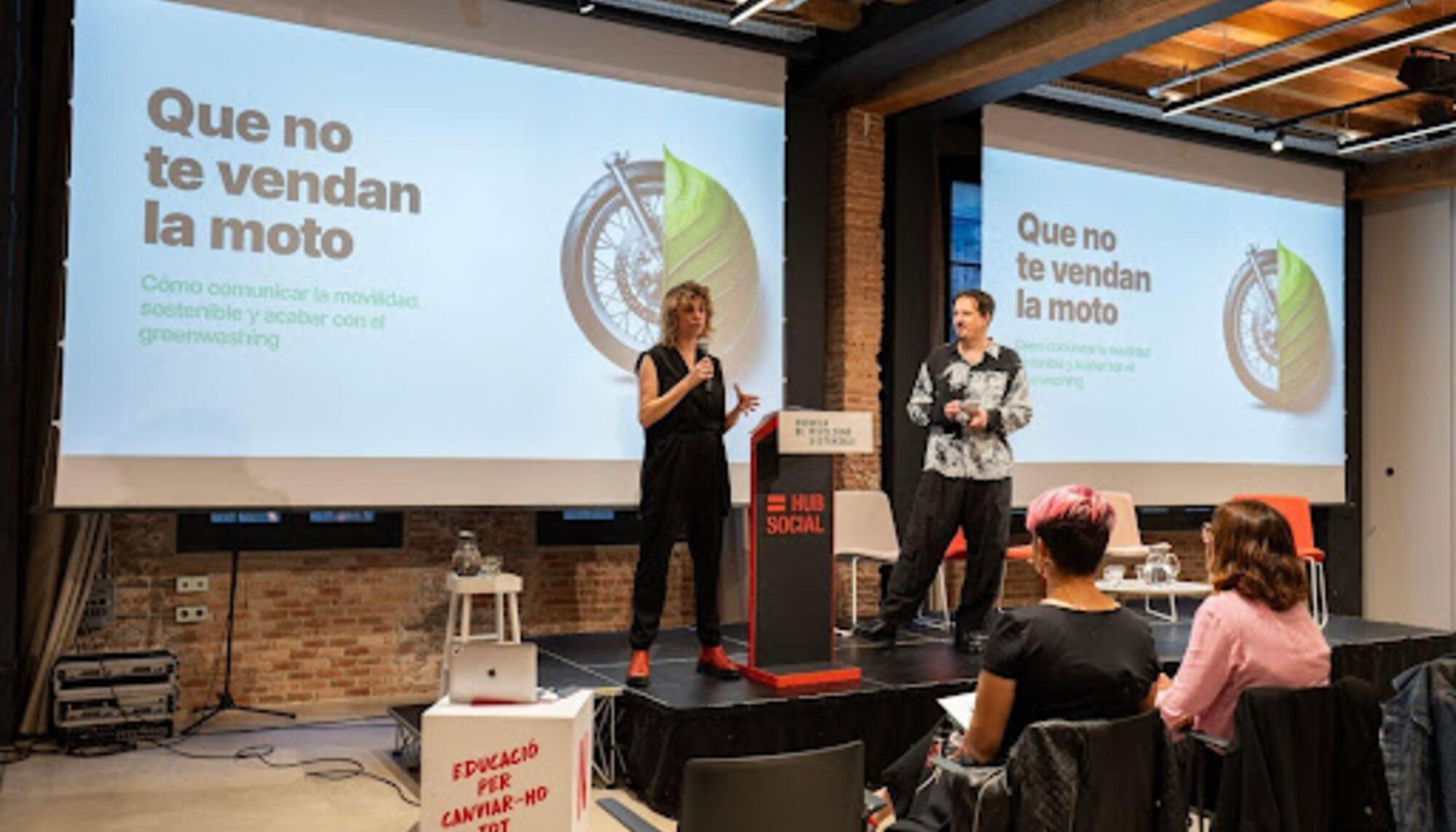 David Balbás Alonso y Vanessa Maxé Navarro en una charla de Escuela de Movilidad Sostenible (Autoría: Escuela de Movilidad Sostenible)